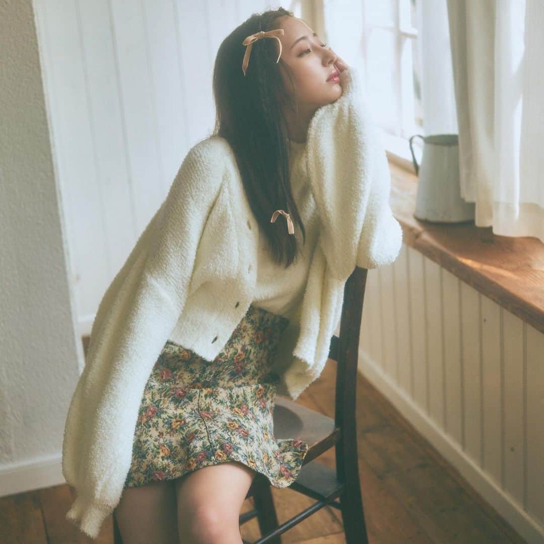 愛甲千笑美のインスタグラム：「インスタライブ見てくれて ありがとうございました🤝  @mystywoman_com とのコラボ服  1からデザインしました✏️ ニットのもちもちの質感だったり コートの形とか たくさんのこだわりポイントが みんなにもうまく伝わったらいいな〜  ニットのこだわりポイントは 袖と全体的なボリューム感と ボタンの留める数によって肌の見え方が違うところ 鎖骨がちらっと見えるけど見えすぎないところ🫶 なにより病みつきになるもちもちした着心地です！」