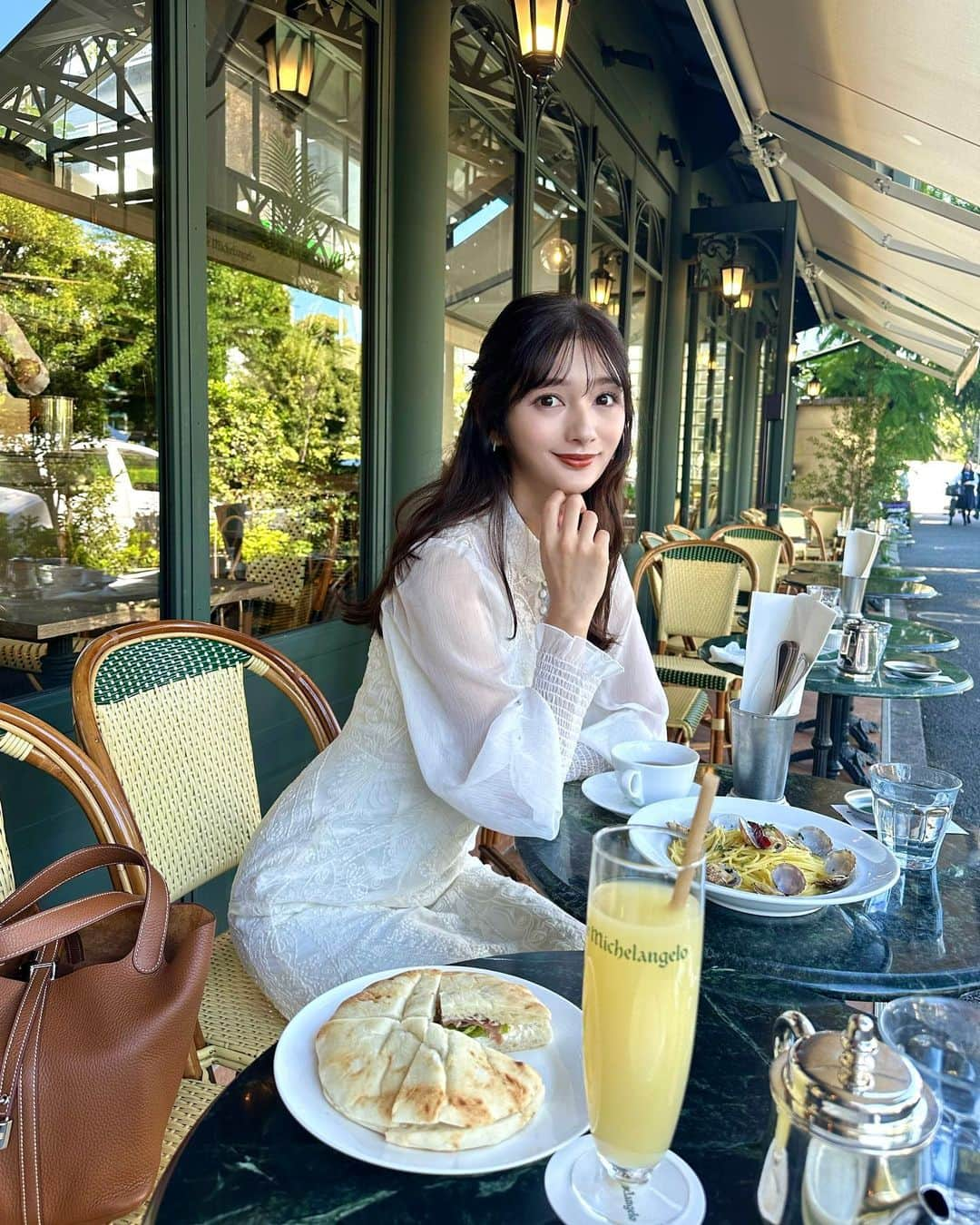 加藤瑠美さんのインスタグラム写真 - (加藤瑠美Instagram)「お気に入りのお店でlunch🍽️🥗🥪🍝 テラス席が気持ち良い季節ですね🍃 去年もたくさん着ていたジルのエンブロイダリードレス👗 今年ver.もとっても可愛い🥹🤍  dress @jillstuart.jp  bag @hermes earrings @naturali_jewelry  #rubi_fashion#오오티디#아웃핏#年子ママ#年子育児#ママコーデ#東京ママ#ジルスチュアート」10月30日 18時00分 - katorubi