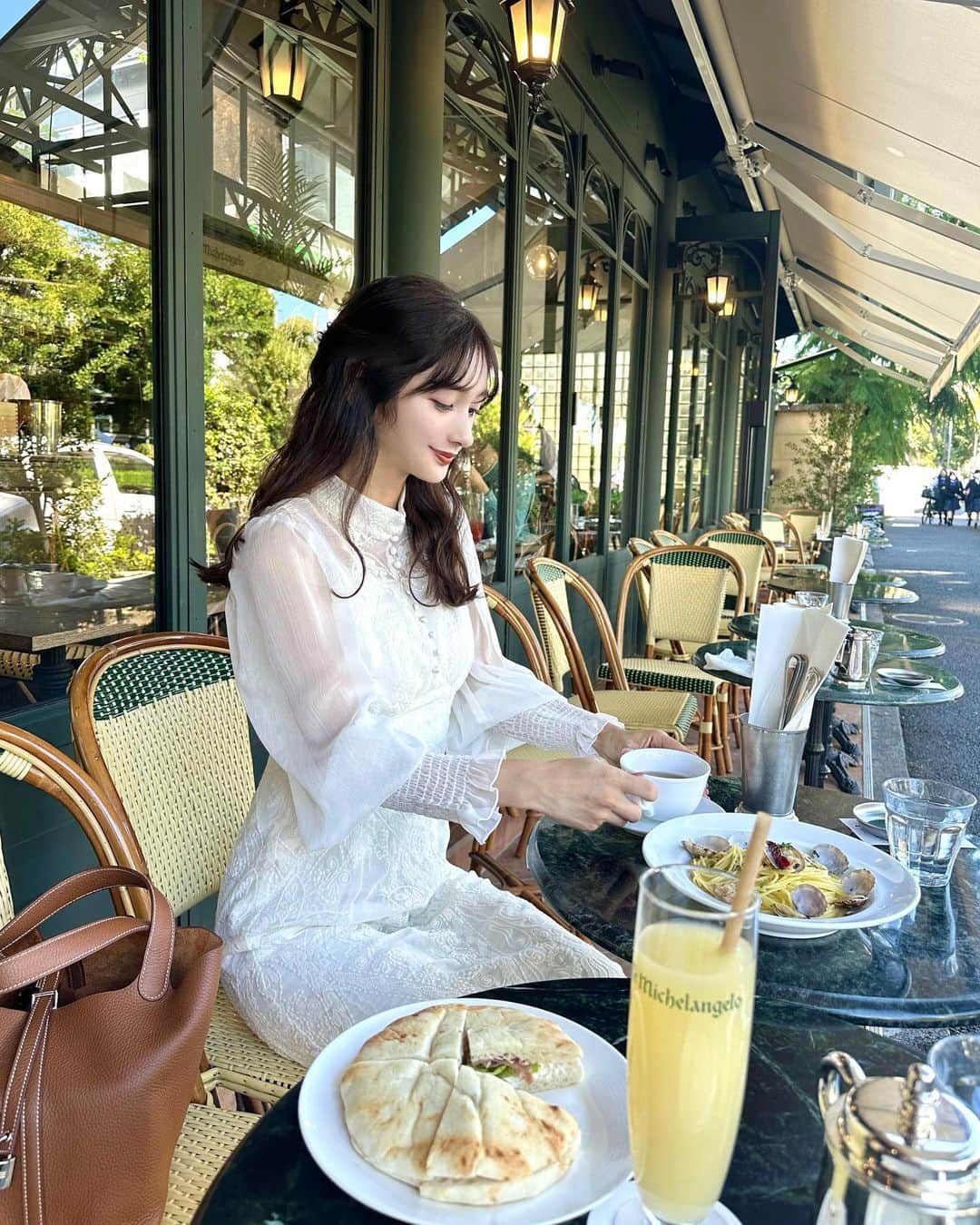 加藤瑠美さんのインスタグラム写真 - (加藤瑠美Instagram)「お気に入りのお店でlunch🍽️🥗🥪🍝 テラス席が気持ち良い季節ですね🍃 去年もたくさん着ていたジルのエンブロイダリードレス👗 今年ver.もとっても可愛い🥹🤍  dress @jillstuart.jp  bag @hermes earrings @naturali_jewelry  #rubi_fashion#오오티디#아웃핏#年子ママ#年子育児#ママコーデ#東京ママ#ジルスチュアート」10月30日 18時00分 - katorubi