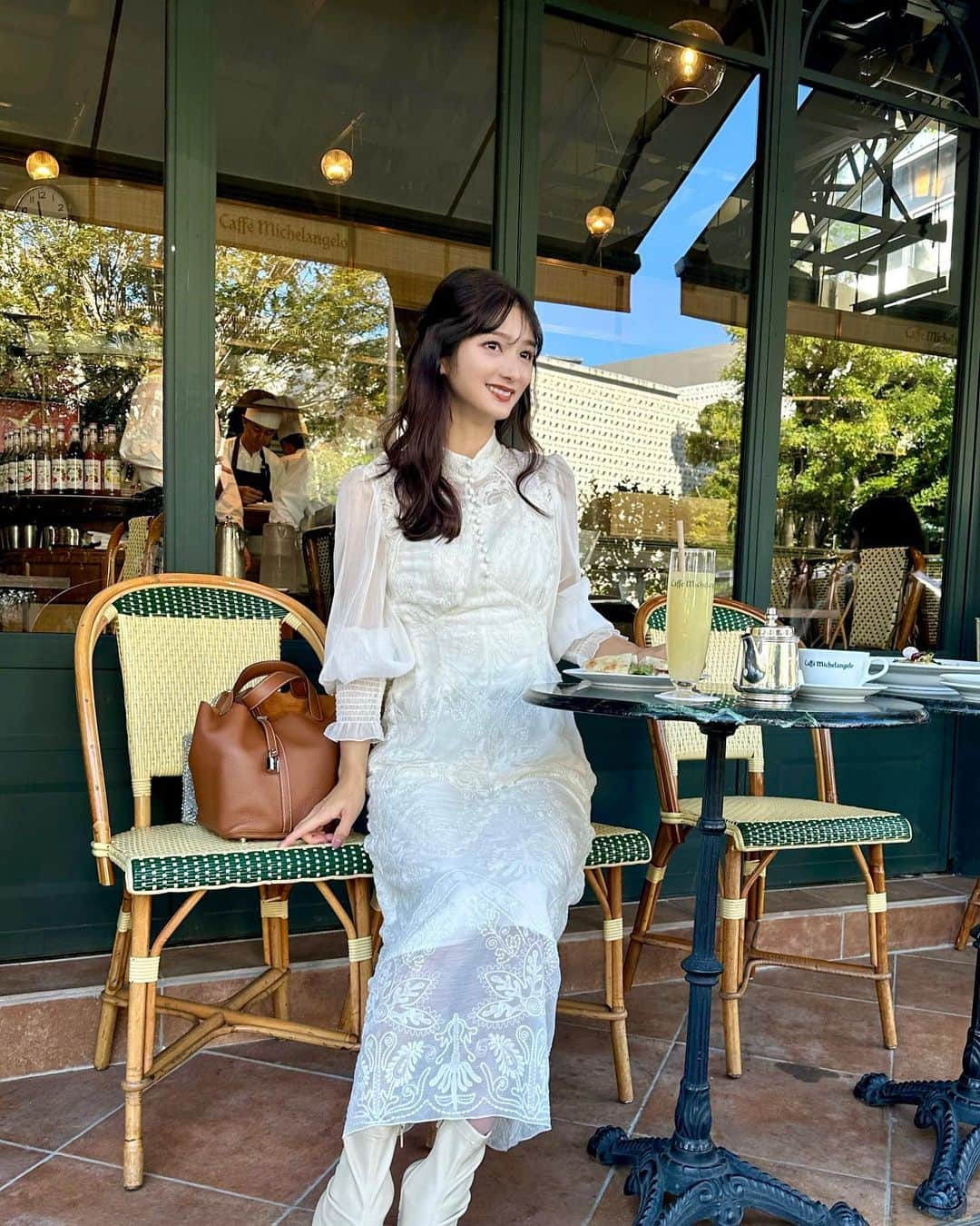 加藤瑠美さんのインスタグラム写真 - (加藤瑠美Instagram)「お気に入りのお店でlunch🍽️🥗🥪🍝 テラス席が気持ち良い季節ですね🍃 去年もたくさん着ていたジルのエンブロイダリードレス👗 今年ver.もとっても可愛い🥹🤍  dress @jillstuart.jp  bag @hermes earrings @naturali_jewelry  #rubi_fashion#오오티디#아웃핏#年子ママ#年子育児#ママコーデ#東京ママ#ジルスチュアート」10月30日 18時00分 - katorubi