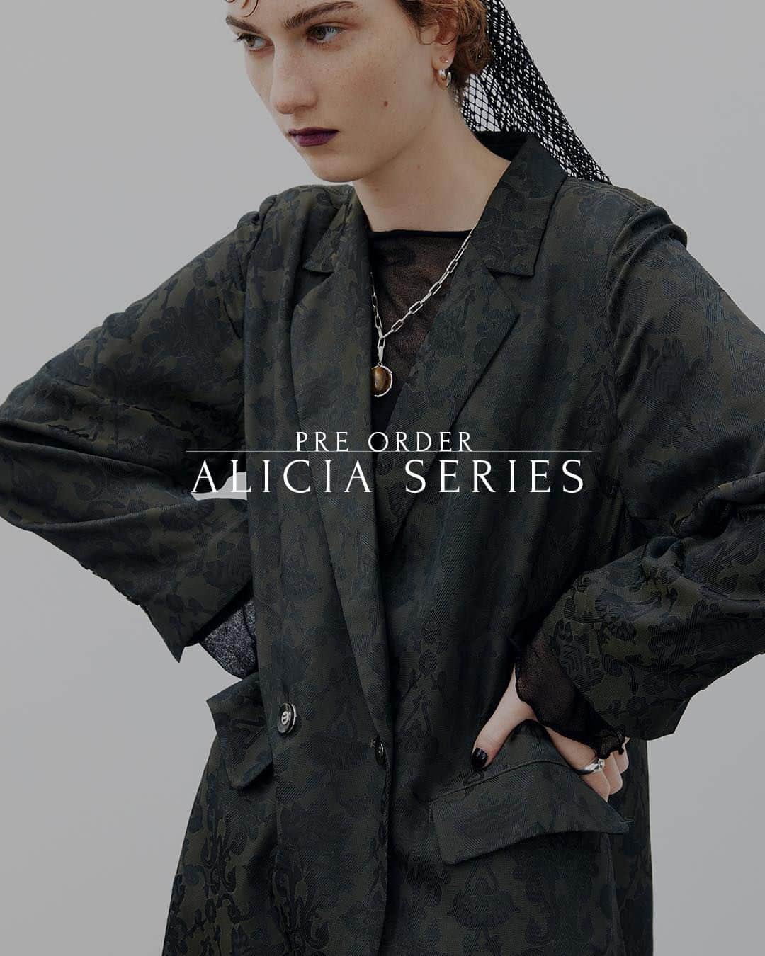 Ameri vintageさんのインスタグラム写真 - (Ameri vintageInstagram)「【ALICIA SERIESご予約会】 昨年より大変ご好評をいただいているアリシアジャケット&スカートが 新色を追加して、ご予約会の開催が決定しました！  福井県の工場で作成したオリジナルジャガード素材のヴィンテージライクなジャケットとスカート。 今回は、上品な印象を演出できる新色CBLを追加して登場しました。  カラミジャガードという、シルク調の風合いで肌触りが良く、 レーヨン糸を使用している為、静電気が起きにくい、 さらには、メッシュ素材で清涼感に拘った素材を使用。  糸の染め分けにより奥行きを表現した上品な柄に仕立て上げました。  シンプルなアイテムと合わせても、こなれ感を演出いただけるアイテムです。  是非、お手元で素材の風合いや奥行きのある上品な柄をお楽しみください。  ■ご予約会開催期間 11/2(木)12:00〜11/6(月)13:00  ■お届け時期 5月下旬頃  ■開催店 公式WEB STOREのみ  ■対象アイテム MEDI ALICIA JACQUARD JACKET ¥33,000(税込) (col.CBL / BLU)  MEDI 2WAY ALICIA JACQUARD SKIRT ¥23,100(税込) (col.CBL / BLU)  ※こちらの商品はご予約商品です。 ※期間中はポイント5倍&送料無料 ※一般発売は未定でございます。 ※お届け時期が前後する場合もございます。予めご了承ください。  #ameri #amerivintage #ameri2024meditteraline #ameri24ss  #shopping #fashion #japan #outer #jacket #skirt」10月30日 18時00分 - amerivintage