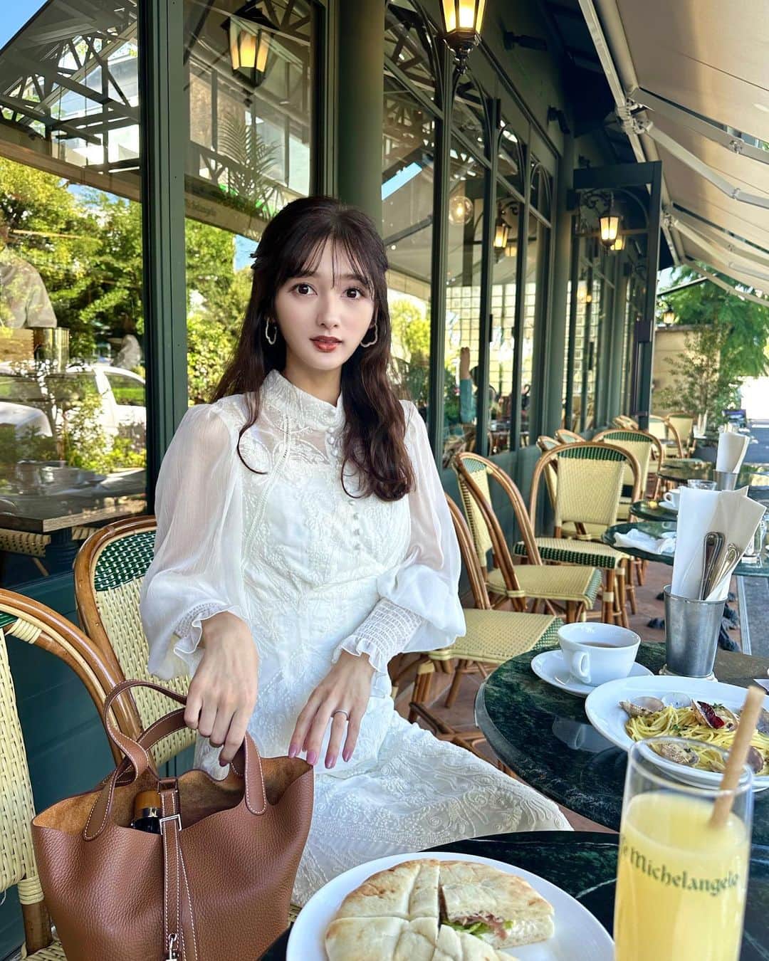 加藤瑠美のインスタグラム：「お気に入りのお店でlunch🍽️🥗🥪🍝 テラス席が気持ち良い季節ですね🍃 去年もたくさん着ていたジルのエンブロイダリードレス👗 今年ver.もとっても可愛い🥹🤍  dress @jillstuart.jp  bag @hermes earrings @naturali_jewelry  #rubi_fashion#오오티디#아웃핏#年子ママ#年子育児#ママコーデ#東京ママ#ジルスチュアート」