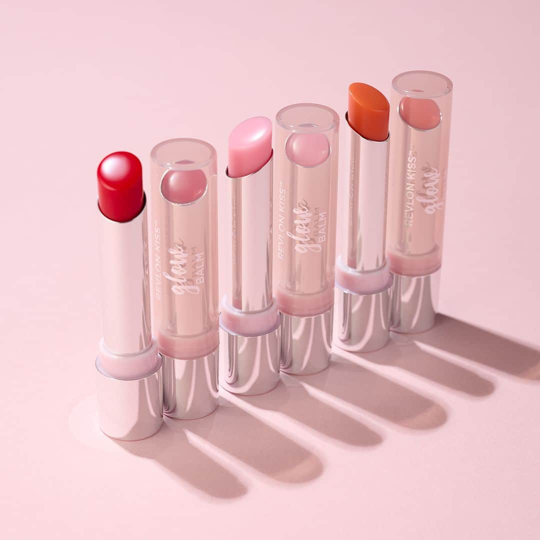 revlon japanのインスタグラム：「💄ほんのり色づく透明発色✨  数量限定で新登場した『レブロン キス グロウ バーム』✨ 内側からふわっと色づくようなシアーな発色だから、素の唇がキレイになったみたいにナチュラルに盛れるよ💕💋  リップカラーの下地にもおすすめです🏢🙆‍♀️  -------------------- レブロン キス グロウ バーム 全3色 各1,110円（税込） --------------------- *保湿成分：シア脂  2023年10月下旬より、一部の店舗およびレブロン公式オンラインストア（楽天、Yahoo!ショッピング）、Amazon、アットコスメショッピング、Qoo10にて順次発売。 ※一部店舗では取り扱い開始の時期が異なる場合がございます。 ※なくなり次第、販売終了となります。  #レブロン #REVLON #レブロンリップ #リップバーム #レブロンキスグロウバーム  #キスグロウバーム #pHリップ #荒れないリップ #リップケア  #ピンクリップ #オレンジリップ #赤リップ  #リップメイク #新作コスメ #秋メイク #冬メイク #イエベメイク #ブルべメイク #ナチュラルメイク #透明感メイク #オフィスメイク #学生メイク」