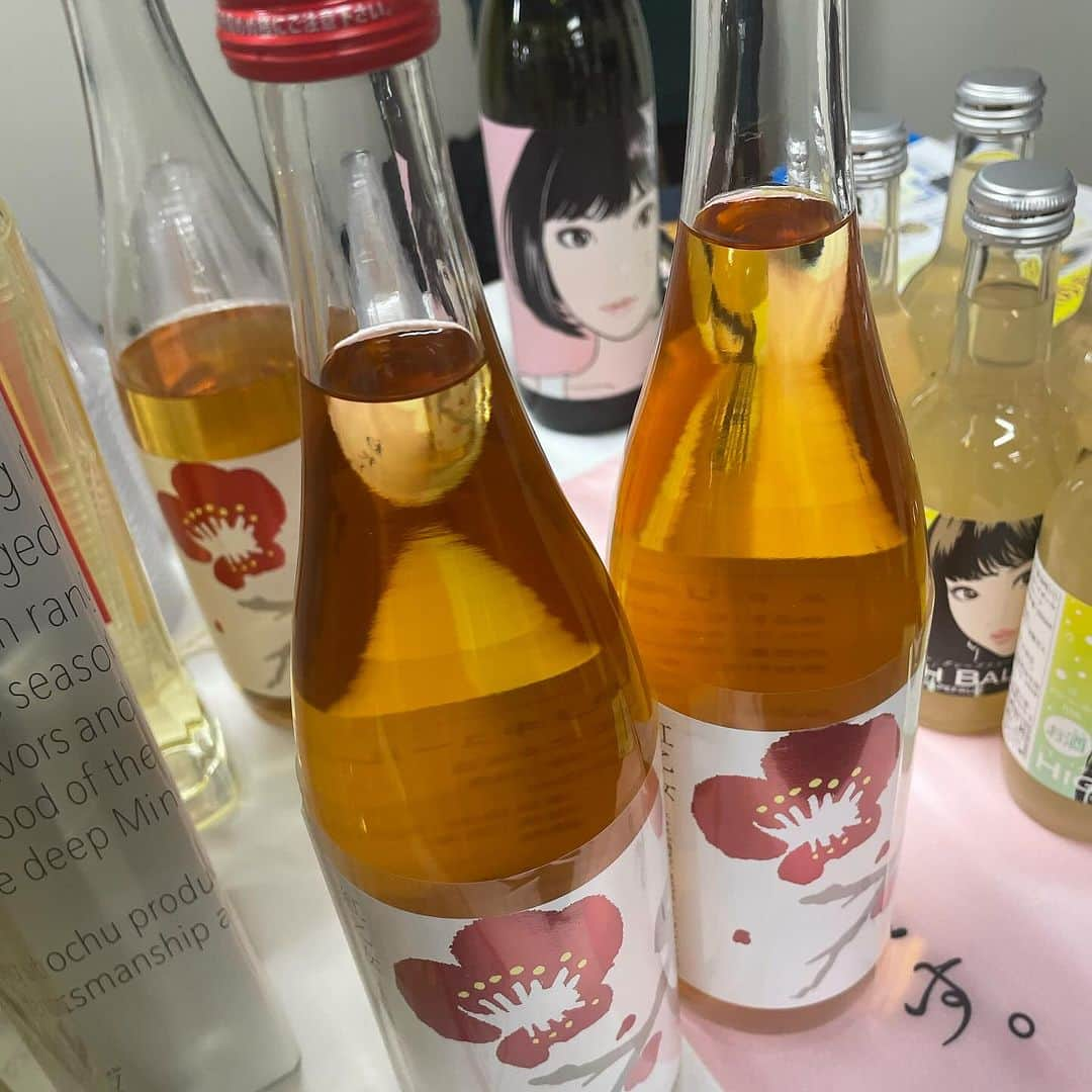 井上あみなさんのインスタグラム写真 - (井上あみなInstagram)「「日本列島はしご酒 AWAMORIフェスxSAKEフェス」へご招待いただき行ってきました💗  たくさんのお酒に囲まれて幸せだった😍 ワインや日本酒、リキュールまで✨️ 10杯まで試飲できるので、色々楽しめたよ♥️  どれも美味しかったけど、特にお気に入りだったのが、 紅乙女酒造さんの梅酒💗  甘めが好きならとオススメしていただいた😊 梅の甘みがすごい😍美味しかった😋  馬追蒸溜所さんのツヴァイゲルトレーベもお気に入り🍷  フルーティーな後味がたまらなくてすごく飲みやすいワインでした😊 チーズとの相性もバッチリだった❣️  AWAMORIフェスも同時開催中💗  明日28日(土)まで開催されてるよ😊 10:00〜19:00まで！  📍 東京交通会館12階カトレアサロン 〒100-0006 東京都千代⽥区有楽町2-10-1  当日券もあるのでぜひ🙆‍♀️💕  https://ningyocho-saketen.jp/sakefes2023/  #pr #SAKE フェス #はしご酒の旅 #AWAMORI フェス #みんなで乾杯 #有楽町で旅気分 #試飲 #のんべえ #飲み好きな人と繋がりたい #飲み歩き #飲酒タグラム #ワイン女子 #日本酒女子 #昼のみ #ハッピーアワー #酒イベント #銀座 #有楽町」10月30日 18時01分 - amina_inoue0702