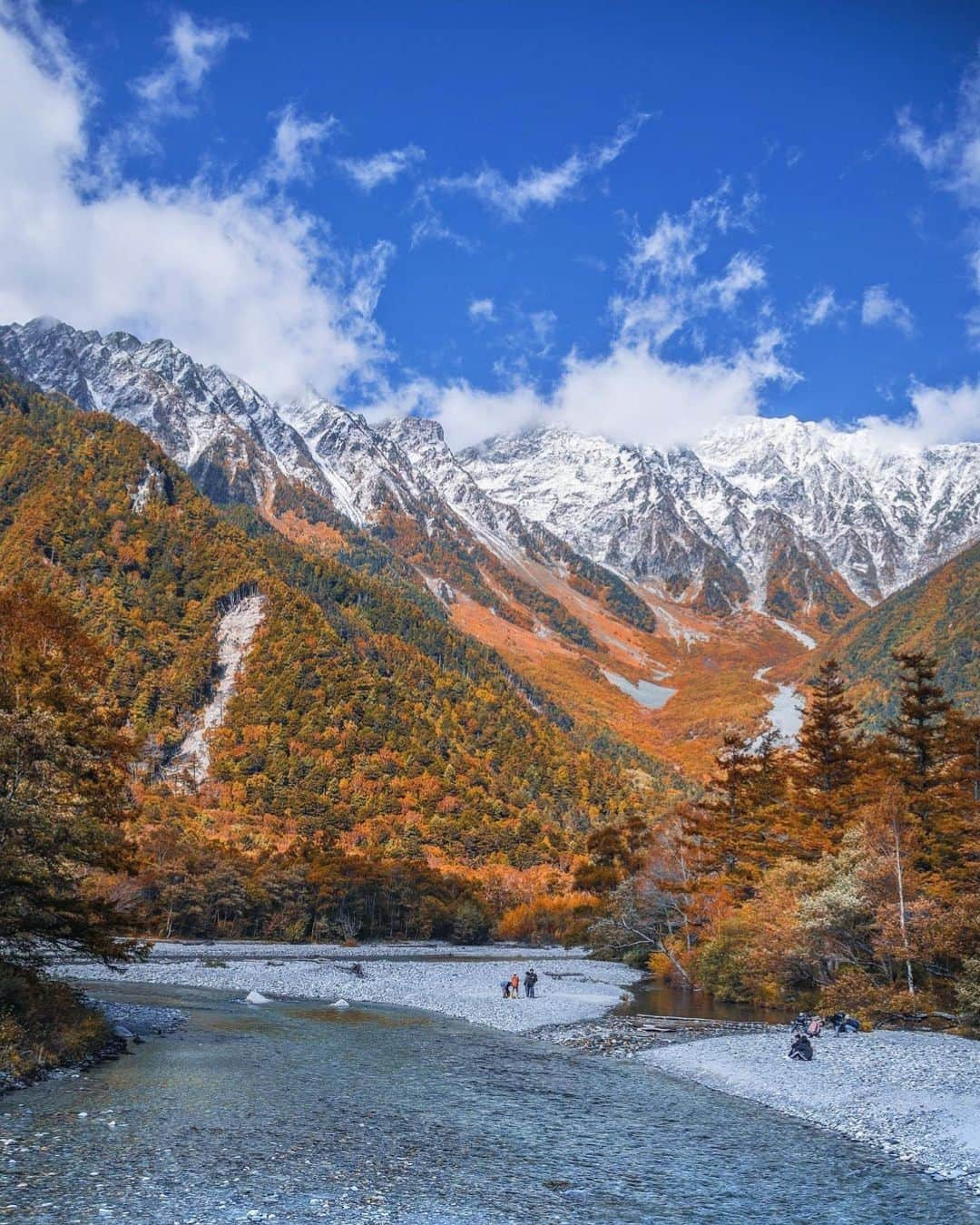 エイチ・アイ・エスさんのインスタグラム写真 - (エイチ・アイ・エスInstagram)「＼上高地の紅葉が見頃🍁🍂／  11月中旬にシーズン終了となる上高地🏞 綺麗な紅葉が見られるのはちょうど今だけ✨  今日はそんな貴重なお写真をご紹介します😊  …………………………………………………………… 📍 #長野県 #上高地 📸 @livemy_ownway さん  コロナ前からずっと行きたかった上高地。 河童橋から見える穂高の山々と裾野の広がる紅葉には、感動のひとこと。 雲が1番晴れた瞬間を切り取りました。 ……………………………………………………………  旅先探しのヒントは こちらをチェック▶︎▶︎▶︎ @his_japan  —————— 📷旅のお写真募集中✈️ ——————  皆さんの旅の思い出は、@his_japan OR #his_japan2023 を付けてシェアしてください🙌 過去PICもOKです❗️  集まったお写真は、HISのSNSやオウンドメディアでご紹介🙆‍♀️  #旅の思い出 #国内旅行 #長野観光スポット #長野おすすめ #上高地 #紅葉狩り #紅葉スポット #次の旅先リスト #旅行好きな人と繋がりたい #写真好きな人と繋がりたい #旅したくなるフォト #旅スタグラム #インスタトラベル #女子旅 #ひとり旅 #カップル旅 #家族旅行 #instatravel #instapassport #photooftheday #instaphotography #worldtravelpics #worldtraveler #japantravelphoto #naganotrip #kamikochi #japanalps #japanalpskamikochi」10月30日 18時01分 - his_japan