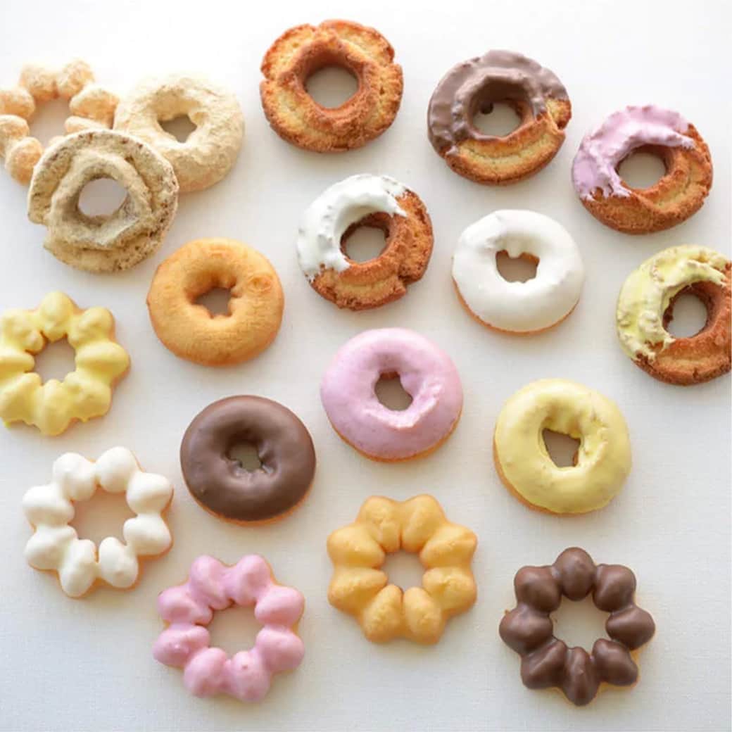 FABIAさんのインスタグラム写真 - (FABIAInstagram)「🍩ドーナツじゃなくて、ドーナチュ🍩  石川県金沢市のウフフドーナチュ。  ママがこどものために愛情こめてつくったドーナツだから、ドーナチュ。 保存料は無添加。安心して食べられるよう、毎日生地から手作りしています。  できたてのドーナツをすぐに冷凍することで、油が回らず、できたて食感の鮮度がいいドーナツをお届けしています。 3時のおやつにぴったりのドーナチュです♪  *─────────────────────* ドーナツが好きな方は『🍩』を ぜひコメントして教えてくださいね♪ *─────────────────────*  🛒＜ウフフドーナチュ＞軽井沢満喫!ドーナツ10個 ギフトセット 【商品番号】 719918  ーーーーーーーーーーーーーーーーーーーーーーー 気になる商品は【保存】をすると、 後から見返せます♪ ーーーーーーーーーーーーーーーーーーーーーーー  @northmall_com は 「毎日の暮らしをちょっとおしゃれに、もっと楽しく。」 北欧雑貨やインテリア、ファッション、アウトドアグッズ、グルメなど… 見ているだけでワクワクするモノを常時1万アイテム以上取扱い中！ ライフスタイルに役立つ情報を皆様にお届けしています。 ぜひフォローして最新情報を受け取ってください✉️🦔  #northmall  #ノースモール  #グルメ #ノースモールのお取り寄せ #スイーツ #ドーナツ #ドーナチュ #おやつ #無添加 #コーヒー #ウフフドーナチュ」10月30日 18時01分 - northmall_com