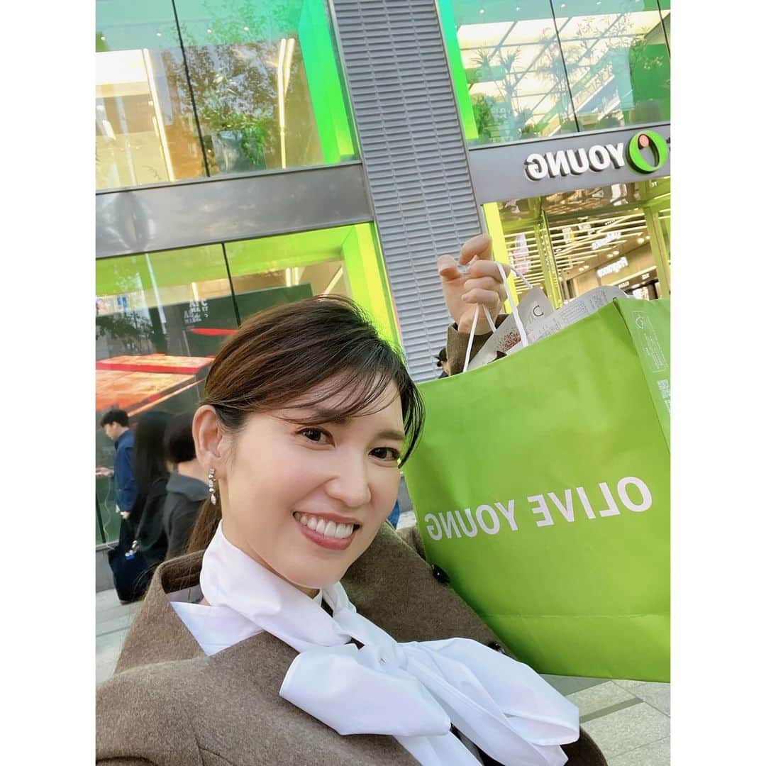 友利新さんのインスタグラム写真 - (友利新Instagram)「韓国コスメを購入する為にオリーブヤングに行ってきました。 初めて伺いましたが韓国語がわからない私でもワクワクするようなアイテムが沢山ありついつい買いすぎてしまいました😅 購入アイテムはYouTubeで紹介&解説しますね。 #韓国コスメ  #オリーブヤング  #オリーブヤング購入品」10月30日 18時06分 - aratatomori