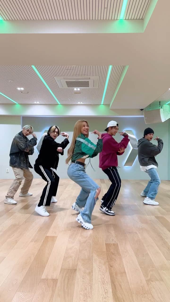 Jessiのインスタグラム：「Men poppin that GUM 🔥🔥🔥 @wayvofficial ❤️❤️❤️❤️ #GUMCHALLENGE #WAYV #JESSI #제시」