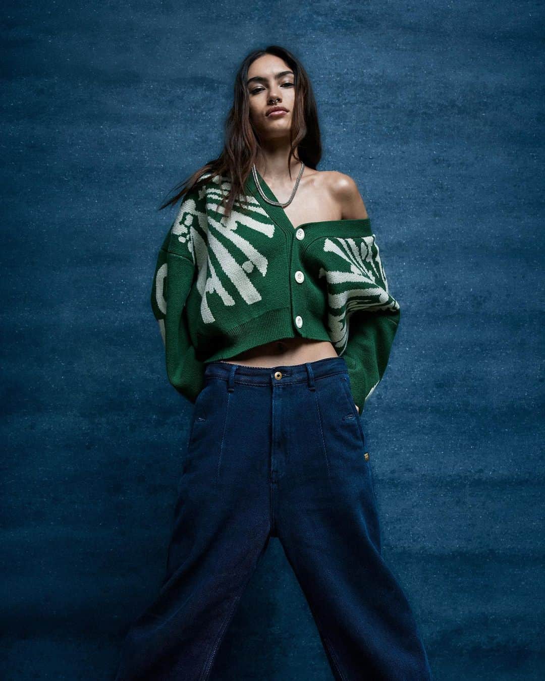 G-Star RAW Japanのインスタグラム：「肌寒いときにサッと羽織れて便利なカーディガンは、秋冬のマストアイテム。  今年は、グラフィックデザインが編み込まれたルーズフィットのVネックカーディガンがお勧めです。   #GStarRAW #GStarRAWjapan #ジースターロゥ #デニム #カーディガン」