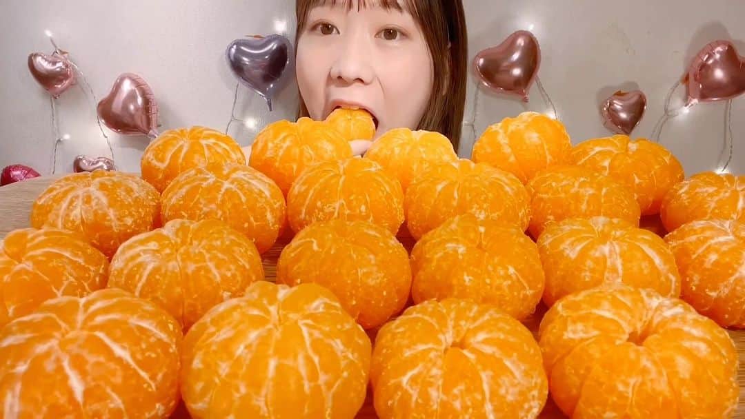 のインスタグラム：「パリパリみかん🍊Crispy Mandarin Oranges🍊 #asmr #asmreating #eating #mukbang」