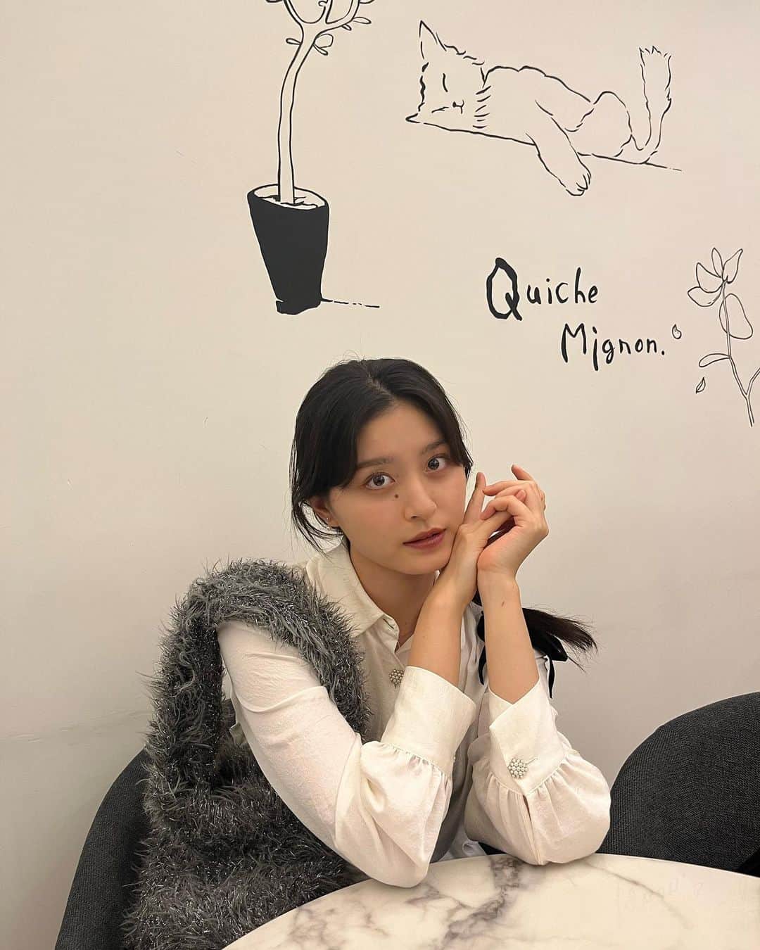 草野星華のインスタグラム：「. 韓国の記憶3  実は友達とライブ遠征以外の旅行って初めてで それがまさかの海外で 上手くいくか分かんなくて割と不安だったんだけど 結果とんでもなく楽しかったな 波瀾万丈すぎではあったんですけどね？ 今回の韓国いけて良かったことは、自分が韓国語少しづつ上達していると実感できたことです。勉強を特にしていた訳では無いけど、常に考えるようにはしてたから嬉しかった。😌 これからは、たくさん友達と色んなところに行きたい！ 免許取らなきゃな、、、、ハタチにもなるし。。 私が今やらなきゃ行けないことランキング 1位スマホ充電する（ただいま3%）2位コンタクト買うで、3位が免許取る です。 取ったらみんな沢山遠出しようね~   #結局何が言いたかったんだっけ  #韓国の記憶日記おしまい」