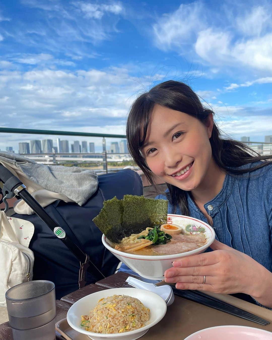 南條早紀のインスタグラム：「【青空ラーメン🍜】  週末はお台場へお出かけ🪼！ “東京ラーメン国技館”という ラーメンストリート的なところで ラーメンを食べました🍜💕  屋外テラスがあって、 お台場や海を一望しながらラーメンが食べられました🥰 子ども2人連れてラーメン屋さんは もう少し大きくならないと無理だろうな…と 思っていたので、屋外テラスは嬉しかった〜🍜✨  なにより秋風を感じながら、 青空の元でラーメンを食べるの最高でした❤️  我らが北陸・金沢の神仙ラーメンもあったよ😊  週末でリフレッシュしたので 今週も楽しく頑張ろ〜〜〜！！😤❤️‍🔥 インフルエンザがかなり流行しているようですので みなさまご自愛くださいね🫧  #東京 #お台場 #アクアシティお台場  #東京ラーメン国技館 #三代目博多だるま  #豚骨醤油 #豚骨醤油ラーメン #東京観光 #東京グルメ #東京ランチ #食欲の秋 #ラーメン #めんすたぐらむ #アナウンサー #フリーアナウンサー #南條早紀 #なんじょうのにちじょう」