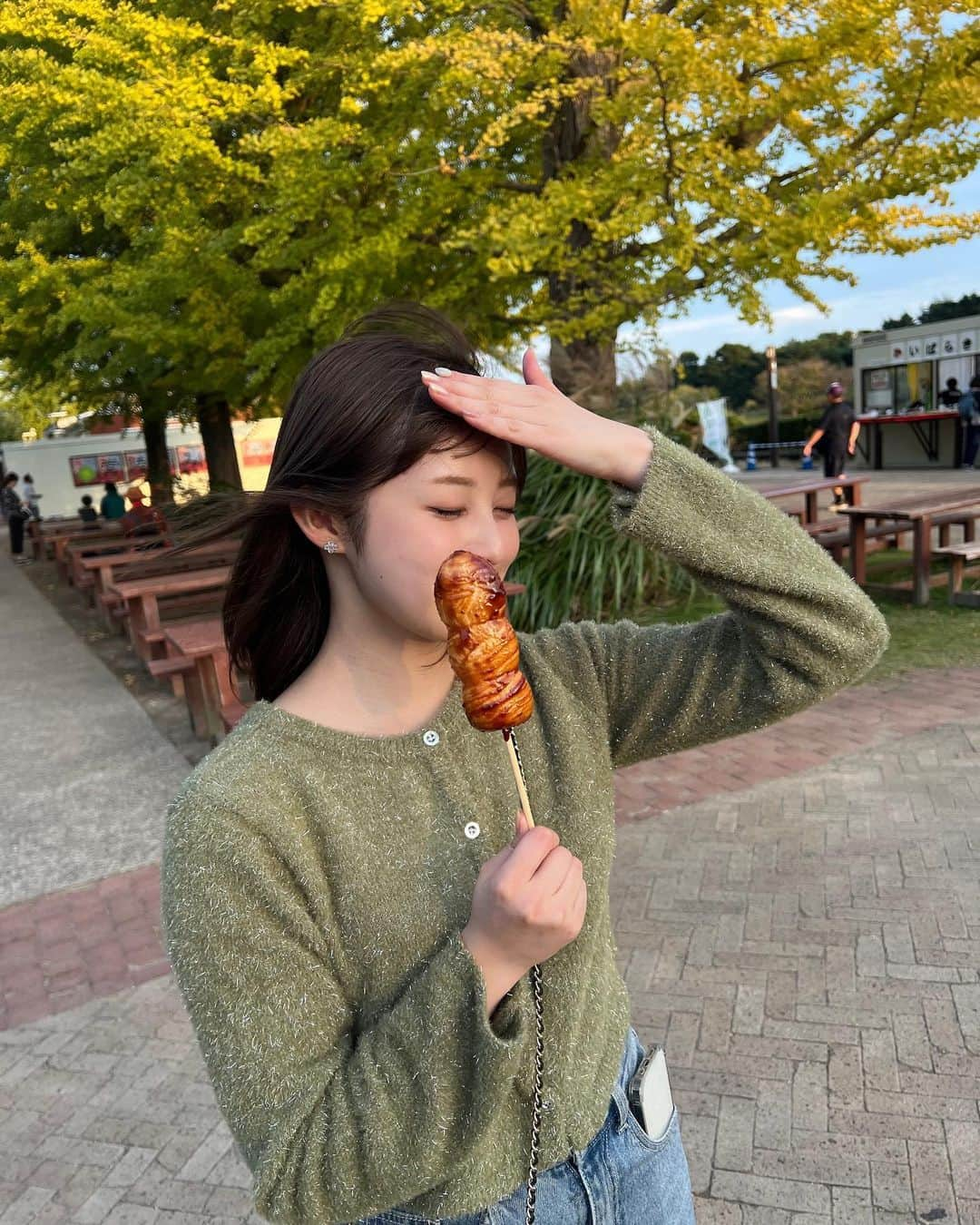 福山絢水さんのインスタグラム写真 - (福山絢水Instagram)「莉子とコキア旅🍂  タイミングよく真っ赤なコキアに会えた~♡  二人乗り自転車でぐるぐる回るんだけど、だいぶ体力いる笑 莉子めっちゃ頑張ってくれた笑」10月30日 18時04分 - aya__m02