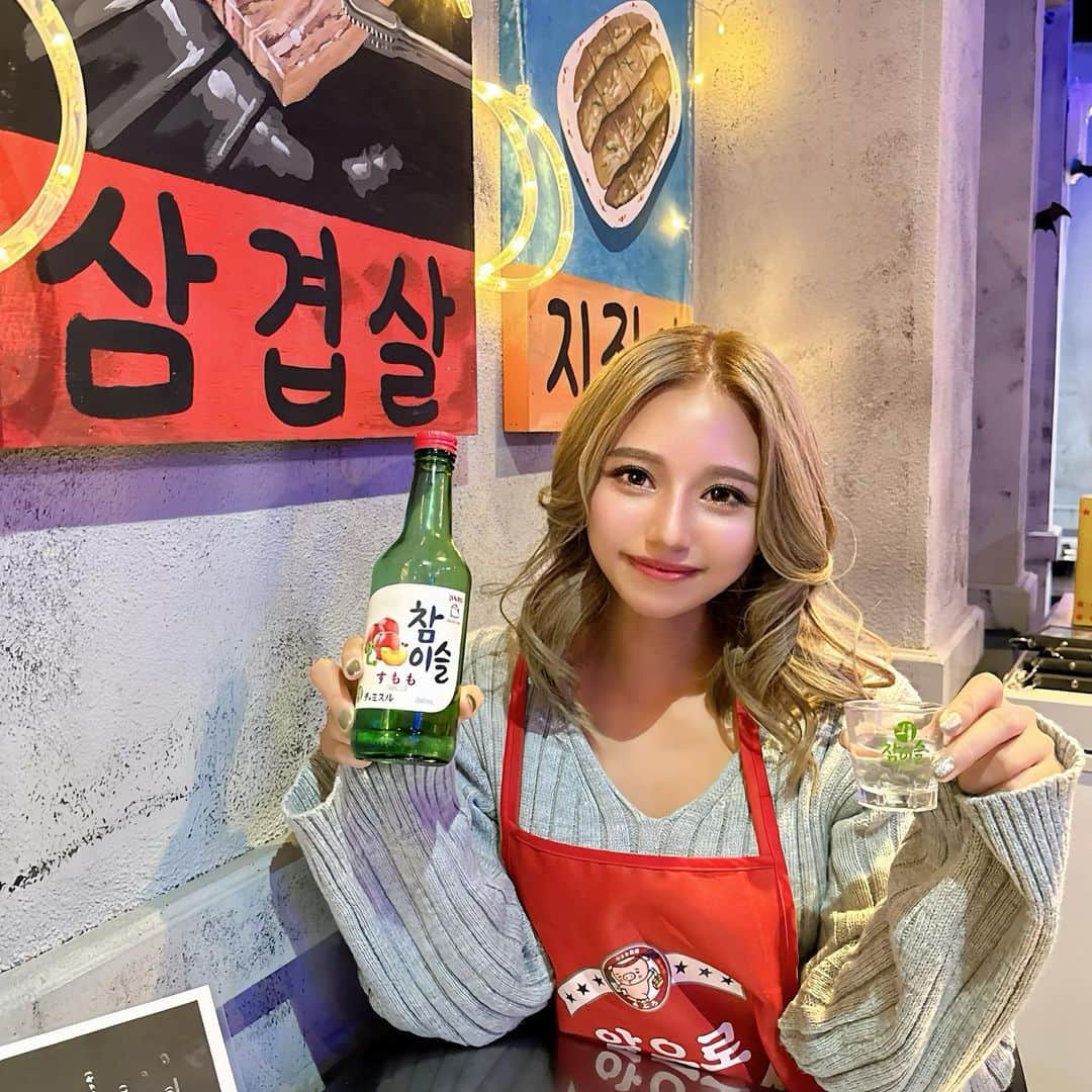 なーちゃんのインスタグラム：「・ たまたま友達が予約した韓国料理屋さんが、インスタ映えで可愛くて、韓国来た気分にもなれたよ🇰🇷💕 ・ サムギョプサルもチヂミも美味しかったし、色んな韓国料理を試せて楽しかった😋❤️‍🔥 ・ 初めてフルーツ系のチャミスル飲んだよ🍸 飲みやすくて酔っ払っちゃうね😚✨✨ ・ ・ ・ #韓国グルメ #韓国 #ハングル #韓国料理 #koreanfood #浅草 #浅草グルメ」