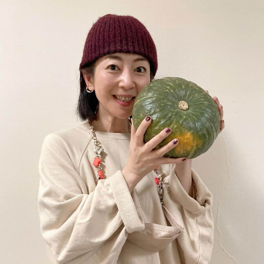 江藤あやのインスタグラム：「happyハロウィン🎃 大きなかぼちゃをもらいました！ しばらくは、大好きなかぼちゃ料理が続きます。  今日はオーディションで 仲良しの女優さんと一緒でした。 久しぶりに会えたので、タリーズで☕️してたら またまたお久しぶりの俳優さんにバッタリ😆 なんで、こんなとこで？（笑）  なんて幸せな日なんでしょう💫 素晴らしい1日に感謝💕」