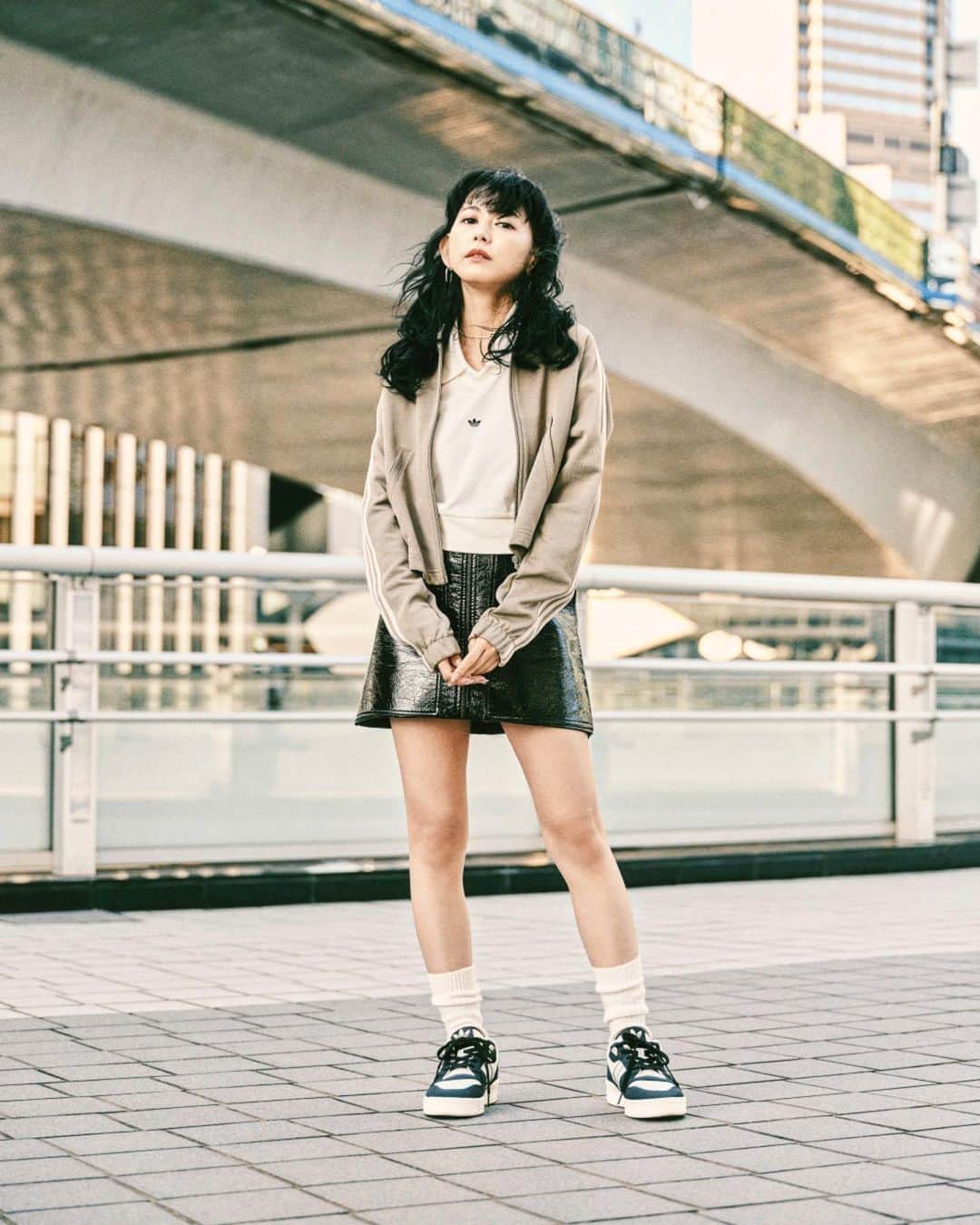 のインスタグラム：「adidas Originals 153cm style ​ トラックジャケットをレザーで合わせる​ 都会的なスタイリングかわいい:)🪽​ ​ @adidastokyo ​ #adidasRivalry #adidasBasketball  #adidas #pr #adidasOriginals​ ​」