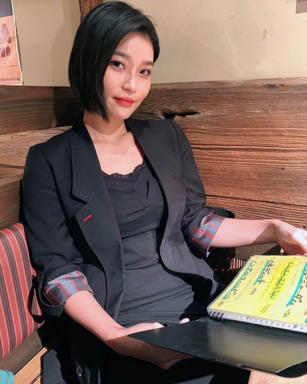 椿原愛のインスタグラム：「秋の始まりにジャケットを着てスペイン料理を食べに行きました☺︎  ハッピーアワーがワインのボトル半額で、 友人と４本飲んでも２本分じゃん！飲まなきゃ！と盛り上がりました😂  そういうことで有頂天になれる友人との時間が最高に好きです。 また行くわよ、スペインちゃん🥘  #スペイン料理」