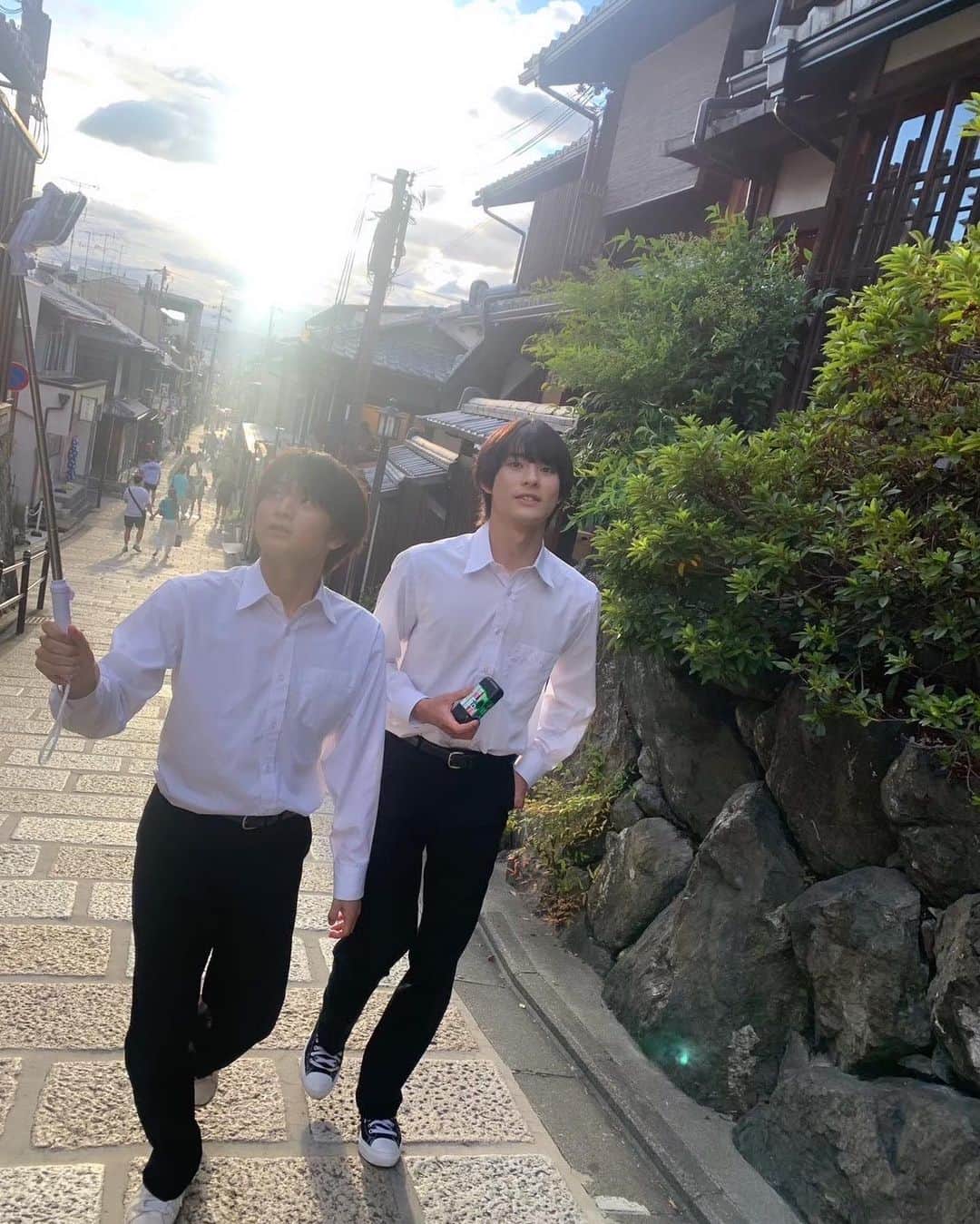 のインスタグラム：「京都のオフショット、まだあります…‼︎ 趣きある道を歩きながら現場へ向かう、はるたろう🚶🌟  日付けがかわって0時からは第7話先行配信です…‼︎ 二人がどうなっちゃうのか…😣 ぜひ見てください🙇‍♀️  #tbs #ドラマストリーム #君には届かない #第6話10月31日火曜24時58分放送🎃 #前田拳太郎 #柏木悠(#超特急) #みなさんカメラ向けられてしまいましたね🫣」