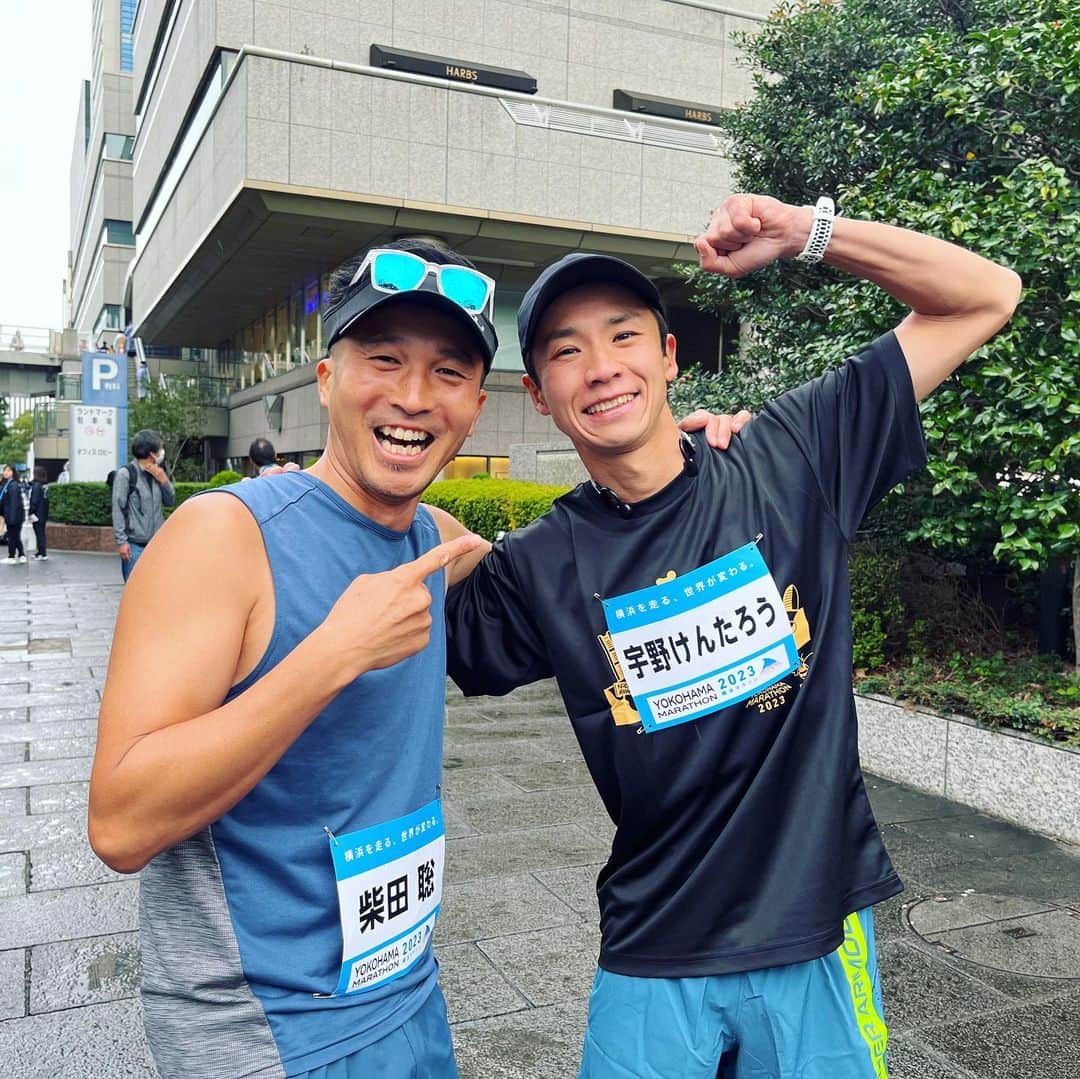 柴田聡さんのインスタグラム写真 - (柴田聡Instagram)「撃沈したけど、、 やっぱり楽しかった横浜マラソン♪  今年もメディアゲストとして 最前列からスタート！  レース中何人もの 番組を聴いてるランナーさんや 沿道から「しばるーがんばれー」と。 嬉しいお言葉を頂きました！  が、首都高に入り向かい風が 続くと徐々にペースダウン、、、 そして首都高を下りる頃には 両足攣るという事態、、  歩いた方が速いと思うほどのペースで なんとか走り続けました。。  変わらず、気づいてくれた リスナーさんから声をかけてもらうも、 どうぞお先に〜状態^ ^  沿道からの応援も 「がんばれー」から 「もうちょっとがんばれー」に^ ^  本当にそう、、 練習も本番も、もうちょっと頑張らなきゃと 気付かせてもらった気がします。。  トボトボ走りのフィニッシュでも お疲れ様〜頑張りましたね！と迎えてくれた たてはる @tty0250hrk ホントありがとう！！  首都高にてハイテンションですれ違い、 ゴール後も元気なままだった 果恋ちゃん @karen_maruyama   そして生意気な後輩・舜一郎も、 生意気にもw5時間切りの ベスト更新♪  ナイスラン！！  苦しくたって走り続ける仲間がいるから、 そして雨降る中でも本気でランナー 一人一人に応援してくれた ボランティアの方々、 大会運営スタッフの皆さんがいるから 又来年も出たいと思えるレースに なったんだなと。 みなさん、本当にお疲れ様でした！！  #横浜マラソン #スタート前 #アップ #中断させて #宇野けん さん #インタビュー #福島和可菜 さん #30秒しか #話せず」10月30日 18時08分 - satorushiba