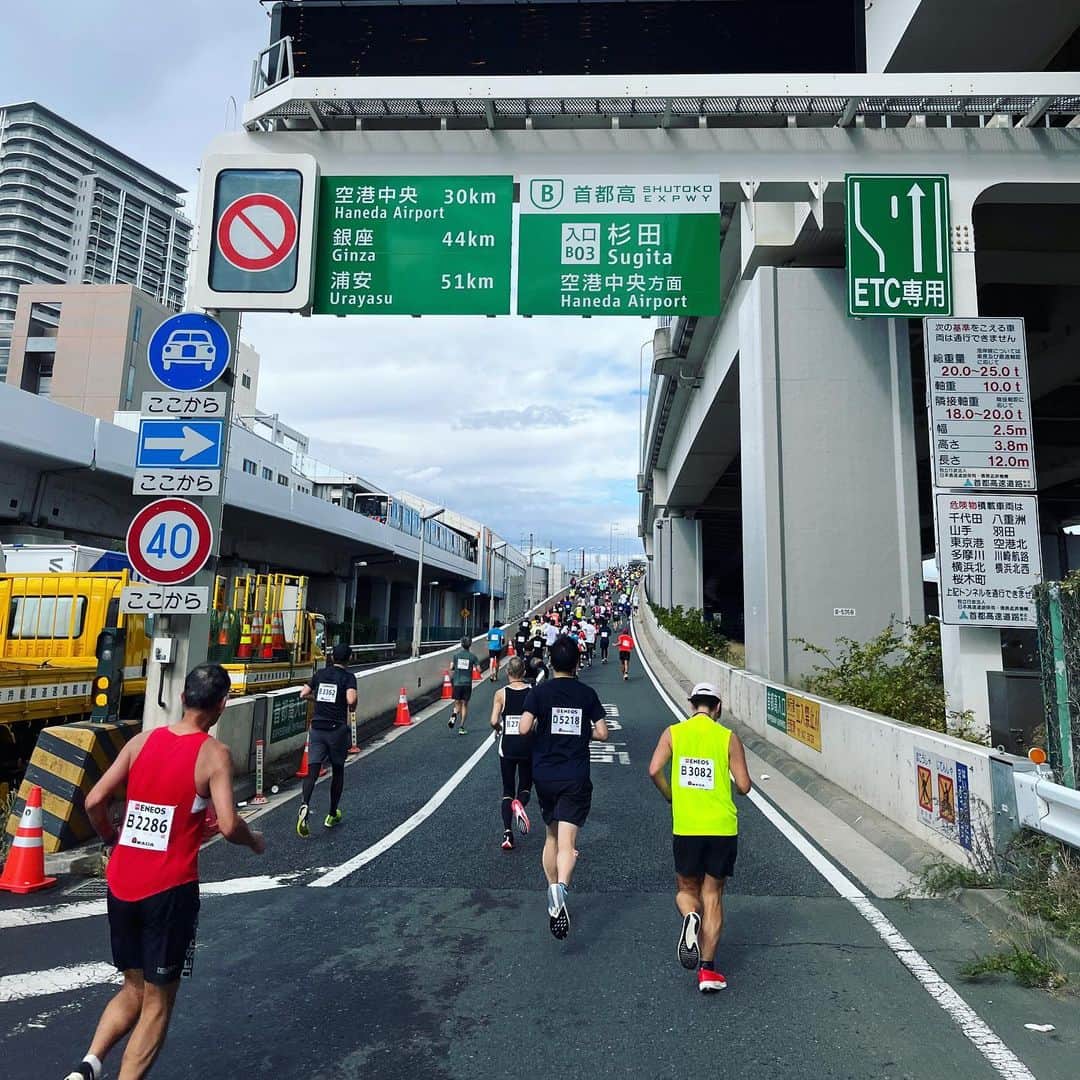 柴田聡さんのインスタグラム写真 - (柴田聡Instagram)「撃沈したけど、、 やっぱり楽しかった横浜マラソン♪  今年もメディアゲストとして 最前列からスタート！  レース中何人もの 番組を聴いてるランナーさんや 沿道から「しばるーがんばれー」と。 嬉しいお言葉を頂きました！  が、首都高に入り向かい風が 続くと徐々にペースダウン、、、 そして首都高を下りる頃には 両足攣るという事態、、  歩いた方が速いと思うほどのペースで なんとか走り続けました。。  変わらず、気づいてくれた リスナーさんから声をかけてもらうも、 どうぞお先に〜状態^ ^  沿道からの応援も 「がんばれー」から 「もうちょっとがんばれー」に^ ^  本当にそう、、 練習も本番も、もうちょっと頑張らなきゃと 気付かせてもらった気がします。。  トボトボ走りのフィニッシュでも お疲れ様〜頑張りましたね！と迎えてくれた たてはる @tty0250hrk ホントありがとう！！  首都高にてハイテンションですれ違い、 ゴール後も元気なままだった 果恋ちゃん @karen_maruyama   そして生意気な後輩・舜一郎も、 生意気にもw5時間切りの ベスト更新♪  ナイスラン！！  苦しくたって走り続ける仲間がいるから、 そして雨降る中でも本気でランナー 一人一人に応援してくれた ボランティアの方々、 大会運営スタッフの皆さんがいるから 又来年も出たいと思えるレースに なったんだなと。 みなさん、本当にお疲れ様でした！！  #横浜マラソン #スタート前 #アップ #中断させて #宇野けん さん #インタビュー #福島和可菜 さん #30秒しか #話せず」10月30日 18時08分 - satorushiba