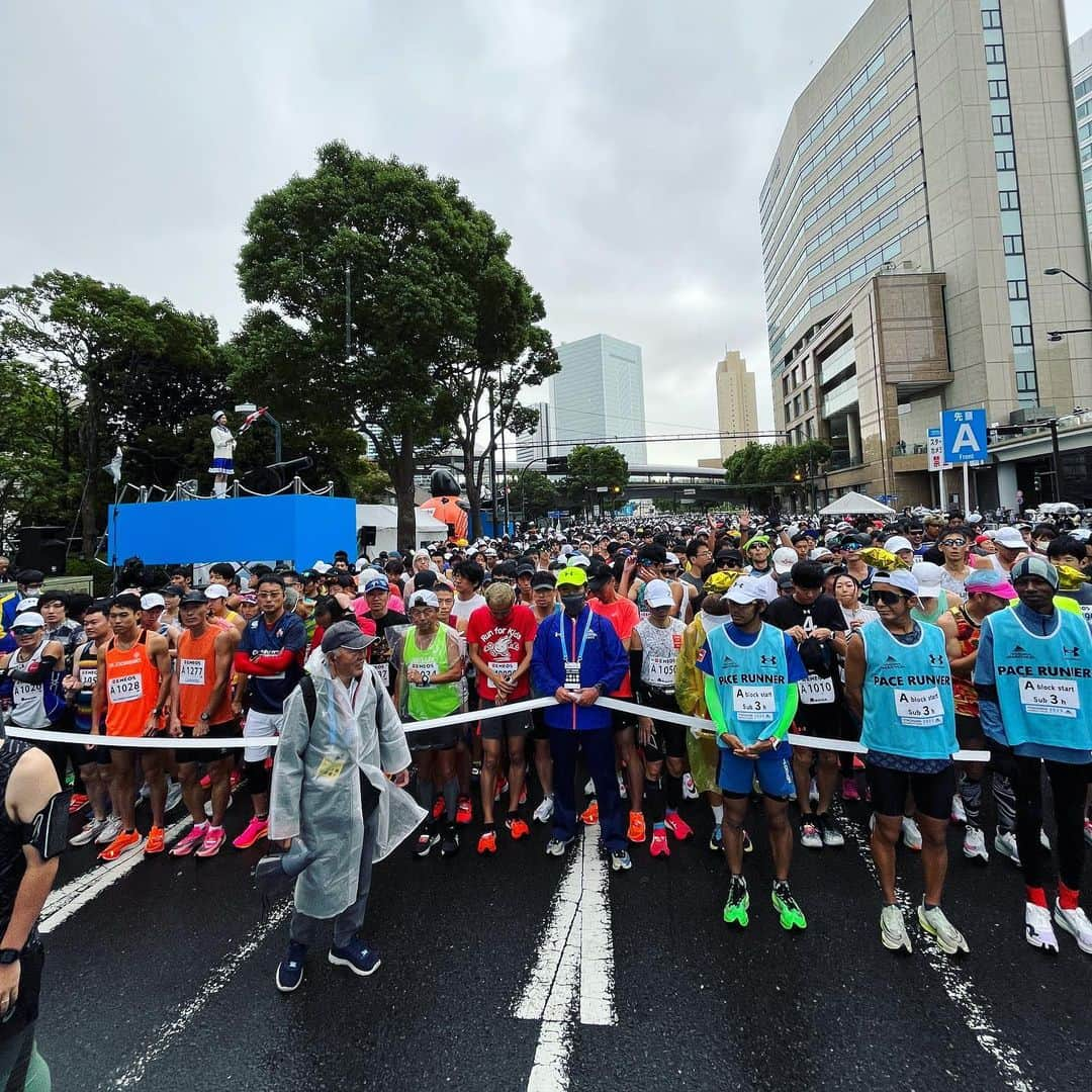 柴田聡のインスタグラム：「撃沈したけど、、 やっぱり楽しかった横浜マラソン♪  今年もメディアゲストとして 最前列からスタート！  レース中何人もの 番組を聴いてるランナーさんや 沿道から「しばるーがんばれー」と。 嬉しいお言葉を頂きました！  が、首都高に入り向かい風が 続くと徐々にペースダウン、、、 そして首都高を下りる頃には 両足攣るという事態、、  歩いた方が速いと思うほどのペースで なんとか走り続けました。。  変わらず、気づいてくれた リスナーさんから声をかけてもらうも、 どうぞお先に〜状態^ ^  沿道からの応援も 「がんばれー」から 「もうちょっとがんばれー」に^ ^  本当にそう、、 練習も本番も、もうちょっと頑張らなきゃと 気付かせてもらった気がします。。  トボトボ走りのフィニッシュでも お疲れ様〜頑張りましたね！と迎えてくれた たてはる @tty0250hrk ホントありがとう！！  首都高にてハイテンションですれ違い、 ゴール後も元気なままだった 果恋ちゃん @karen_maruyama   そして生意気な後輩・舜一郎も、 生意気にもw5時間切りの ベスト更新♪  ナイスラン！！  苦しくたって走り続ける仲間がいるから、 そして雨降る中でも本気でランナー 一人一人に応援してくれた ボランティアの方々、 大会運営スタッフの皆さんがいるから 又来年も出たいと思えるレースに なったんだなと。 みなさん、本当にお疲れ様でした！！  #横浜マラソン #スタート前 #アップ #中断させて #宇野けん さん #インタビュー #福島和可菜 さん #30秒しか #話せず」