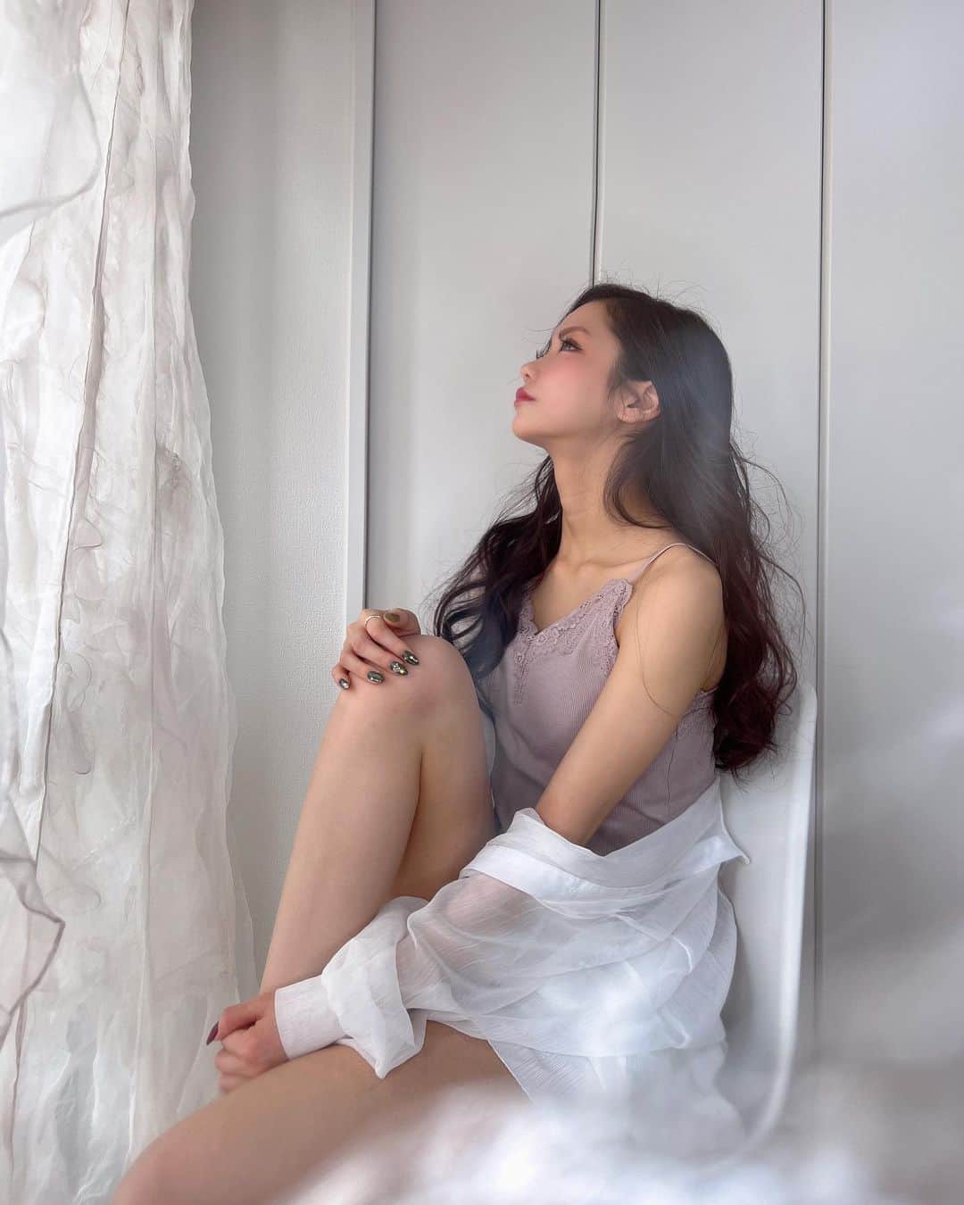 ゆかぴちゅのインスタグラム：「．  また夜に復帰する事に対して シンプルに何で？と思われると思います。 (まだ見てない方は1個前の投稿を見てください)  正直、するって決めたからには誰にどう思われてもいい覚悟でお店をします。 ただ、ちゃんとした想いがある事はわかっていて欲しいので少しお話します。  夜のお店を出す理由はいくつかあります。 簡単に言うとエステサロン1店舗のオーナーで留まりたくなくて、 色んな事をしていきたいと思っています。 先の目標で言ったら飲食店などもしたいと思っています！  でも今すぐ何かを始めるとなると、私には何が出来るかを考えました。 私に出来る事は夜しかないと思いました。 夜のお店の経営をして、エステサロンと2店舗で実績を作って 今後したい事に繋げられたらと思っています。  あと昔からの夢があって、 私みたいに若い時から夜しかして来なかった人達って 正直、就職して働こうと思う人って少ないんです。 でも年齢的に、体力的に、精神的に、夜を続けるのは… と思う人達を受け入れられる環境を作りたいと前々から思っていました！  今回のスナックに関しても 私みたいにブランクがある方や、もう指名制のお店じゃないな…と思う方などが 気軽に働けるお店にしたいと思っています！  この先の目標である飲食店もそうです。 お昼のお仕事をしたいけど…と思っている方などが 気軽に働ける場所になればと思っています。  あとシンプルに夜に戻って来て欲しいと言う声を沢山頂きました。  そんな感じで色々な事が重なり、 もう一度、夜のお仕事に復帰する事になりました。  私はまだ27歳です。 これからだと思っています。 是非応援して頂けたら嬉しいです。」