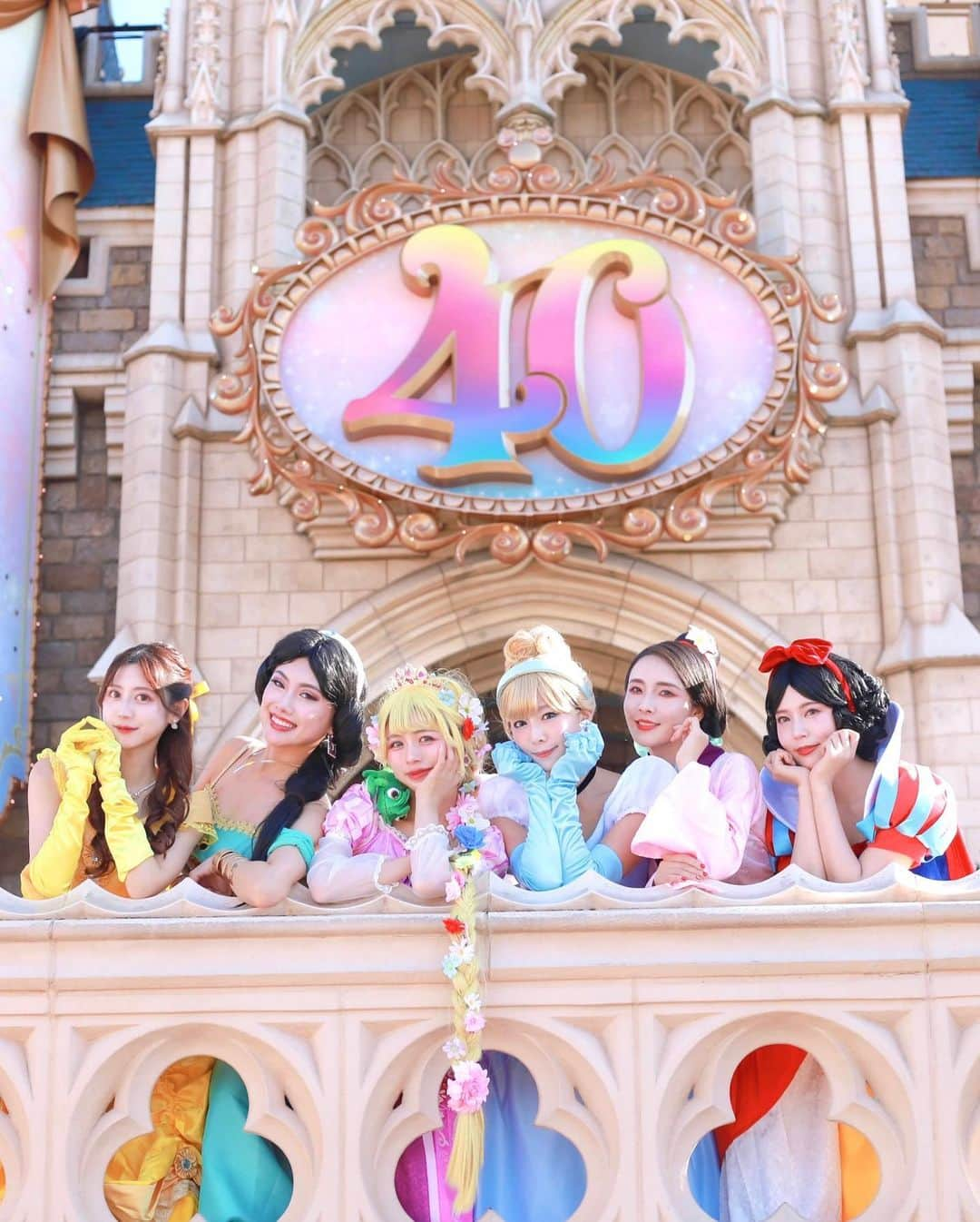 桑原茉萌のインスタグラム：「#ディズニーハロウィン プリンセス合わせ🏰👑💖  気合い入りすぎてカメラマンさん2人に頼みました💪 📸 @hikarukunphoto  📸 @hirokipecora  素敵に撮ってくださりありがとうございました✨  メンバーはこちら✨ シンデレラ🩵 @cindystory__  ラプンツェル🩷 @erinko0315  ジャスミン💚 @meeeeetamm  白雪姫❤️ @srkwrio  ムーラン💜 @ayani0625  ベル💛 @kan6v6   #dハロ #disneyhalloween #dハロ仮装 #disney #disneyland #disneyphotography #バチェラー #bachelor #disneygram #ディズニー #ディズニーランド #ディズニー写真部 #disneyworld #disneysea #シンデレラ #cinderella #ラプンツェル #白雪姫 #ムーラン #ジャスミン #ベル #princess #ハロウィン #halloween」