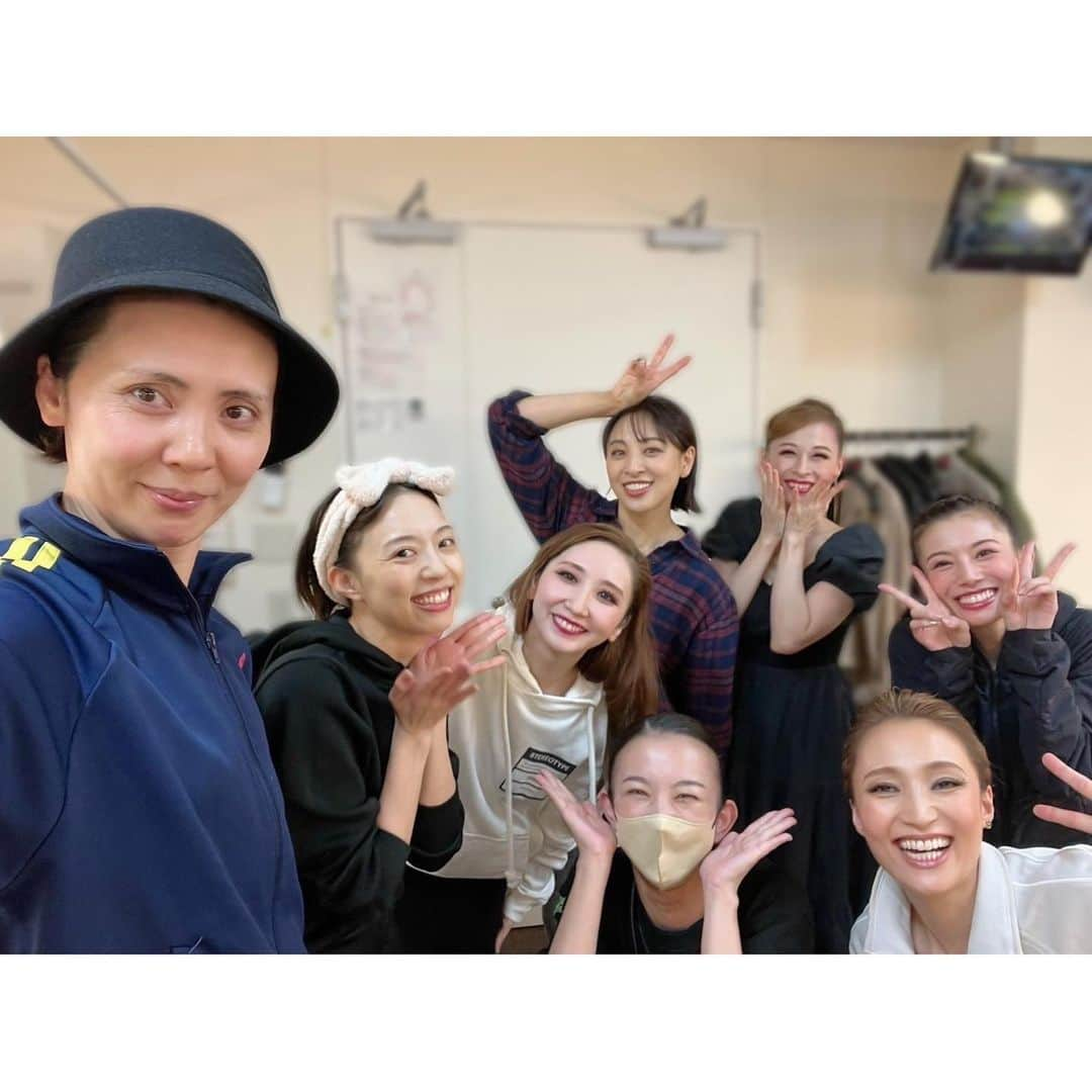 愛加あゆさんのインスタグラム写真 - (愛加あゆInstagram)「東京公演、無事千秋楽を終える事ができました❄️ ありがとうございました✨  温かくて大好きな先輩や後輩、 そしてかけがえのない同期と出逢えた 我が心のふるさと宝塚。 そして私を育てて下さった雪組に改めて 「ありがとうございます」という想いでいっぱいです☺️  写真は今日の終演後直後に撮ったものです✨ 化粧落としてたり、つけまつ毛取ってたりと各々ですが、 皆さまの笑顔が最高なので載せます😆 下級生の私が言うのも変ですが、 とっても居心地が良くて 毎日爆笑の嵐の楽屋で最高すぎました😍  同期のえびちゃんは振付助手で入っていて、 本当に心強かったです✨  しばらく日にちをおきまして11月11日から大阪公演です✨ またお会いできるのを楽しみにしてます！ 梅田芸術劇場でお待ちしております❤️  #グレイテストドリーム #greatest dream #宝塚 #雪組 #100周年 #東京建物brilliahall  #東京千秋楽 #舞風りら さん #音月桂 さん #緒月遠麻 さん #望海風斗 さん #愛原実花 さん #舞羽美海 ちゃん #愛加あゆ」10月30日 18時13分 - manaka_ayu