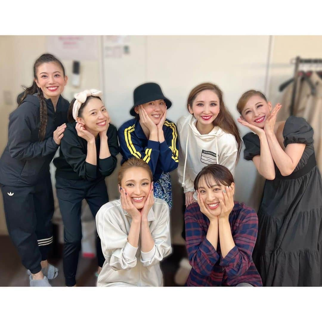 愛加あゆさんのインスタグラム写真 - (愛加あゆInstagram)「東京公演、無事千秋楽を終える事ができました❄️ ありがとうございました✨  温かくて大好きな先輩や後輩、 そしてかけがえのない同期と出逢えた 我が心のふるさと宝塚。 そして私を育てて下さった雪組に改めて 「ありがとうございます」という想いでいっぱいです☺️  写真は今日の終演後直後に撮ったものです✨ 化粧落としてたり、つけまつ毛取ってたりと各々ですが、 皆さまの笑顔が最高なので載せます😆 下級生の私が言うのも変ですが、 とっても居心地が良くて 毎日爆笑の嵐の楽屋で最高すぎました😍  同期のえびちゃんは振付助手で入っていて、 本当に心強かったです✨  しばらく日にちをおきまして11月11日から大阪公演です✨ またお会いできるのを楽しみにしてます！ 梅田芸術劇場でお待ちしております❤️  #グレイテストドリーム #greatest dream #宝塚 #雪組 #100周年 #東京建物brilliahall  #東京千秋楽 #舞風りら さん #音月桂 さん #緒月遠麻 さん #望海風斗 さん #愛原実花 さん #舞羽美海 ちゃん #愛加あゆ」10月30日 18時13分 - manaka_ayu