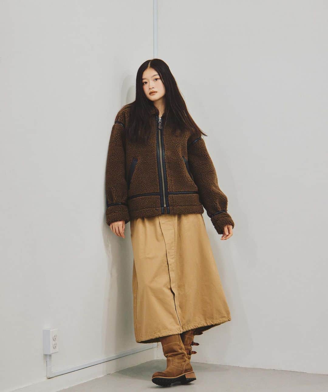 ALPHA INDUSTRIES JAPANさんのインスタグラム写真 - (ALPHA INDUSTRIES JAPANInstagram)「全身を同色系で合わせたコーディネートはこの冬に試したい組み合わせ。 ミリタリー感の強い素材のスカートは、もこもこなアウターとブーツでバランスをとって女性らしいアーバンミリタリー に。  #alpha_industries_japan  #alpha_industries  #ALPHAINDUSTRIES #ALPHA #ALPHASHOP #MA1　   #streetsnap #ファッションスナップ #military #fashion #outfitpost #ALPHA渋谷店 #アルファインダストリーズ #ミリタリー  #ミリタリーコーデ #ストリートファッション  #アメカジ  #ミリタリーアウター #アウター  #ミリタリージャケット  #冬アウター  #アメカジコーデ #ワントーンコーデ  #ブラウンコーデ  #もこもこアウター #ボアアウター #ミリタリースカート #b3 #ボアジャケット#マキシスカート」10月30日 18時23分 - alpha_industries_japan