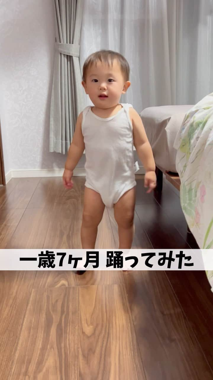 おとすずのインスタグラム：「オモチャのキーボードの音に合わせて 本気で踊ってみた👶🏻 . . #1歳7ヶ月#3月生まれ#5歳差育児 #ゾンビダンス」