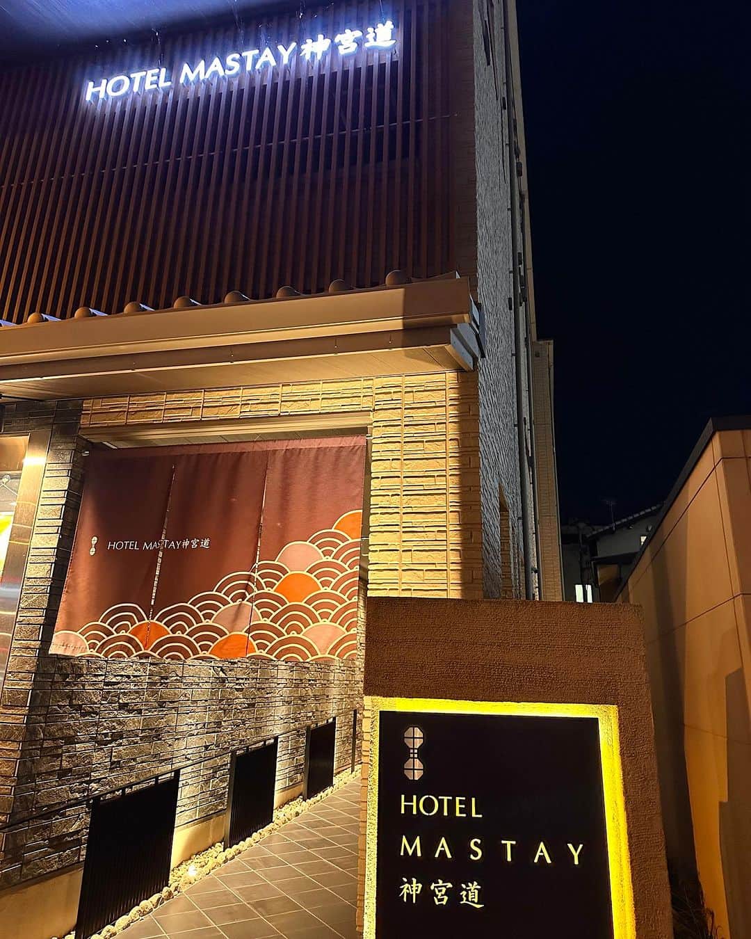 紙本真琴さんのインスタグラム写真 - (紙本真琴Instagram)「京都でのんびり過ごしたホテルは 東山にある高級ラグジュアリーホテル  HOTEL MASTAY 神宮道  @hotel_mastay  ラグジュアリーツイン-滄-のお部屋  とにかく綺麗で広くて気持ちよく寛げた〜✨ スタッフの方も丁寧で優しい🤍  リビングには食器はもちろん、ガスコンロや1台3役のホットプレートまであるし  洗面所に洗濯機もあるから長期滞在にも便利👌🏻  京都の街中で朝・夕の食事をしたかったから素泊まりが理想的だったんだけど、こんな素敵なホテルで寛げるなら  訪れた土地を堪能したい私達夫婦には合ってるなって思ったよ⤴︎♪  チェックインもアウトもスムーズで他の滞在してるお客様と顔を合わすことも一度もなかった！  歩いて行ける距離に平安神宮、反対側に清水寺があって 何だか凄く良いパワーに囲まれてるホテルなんだろうなぁ⛩️✨  #PR @hotel_mastay #hotelmastay神宮道 #京都ホテル #京都家族旅行 #京都宿泊 #京都大人旅 #ラグジュアリーホテル #そうだ京都へ行こう #夫婦旅行 #旅行好き #京都好き #京都すきな人と繋がりたい #京都旅行」10月30日 18時23分 - macoto.kamimoto