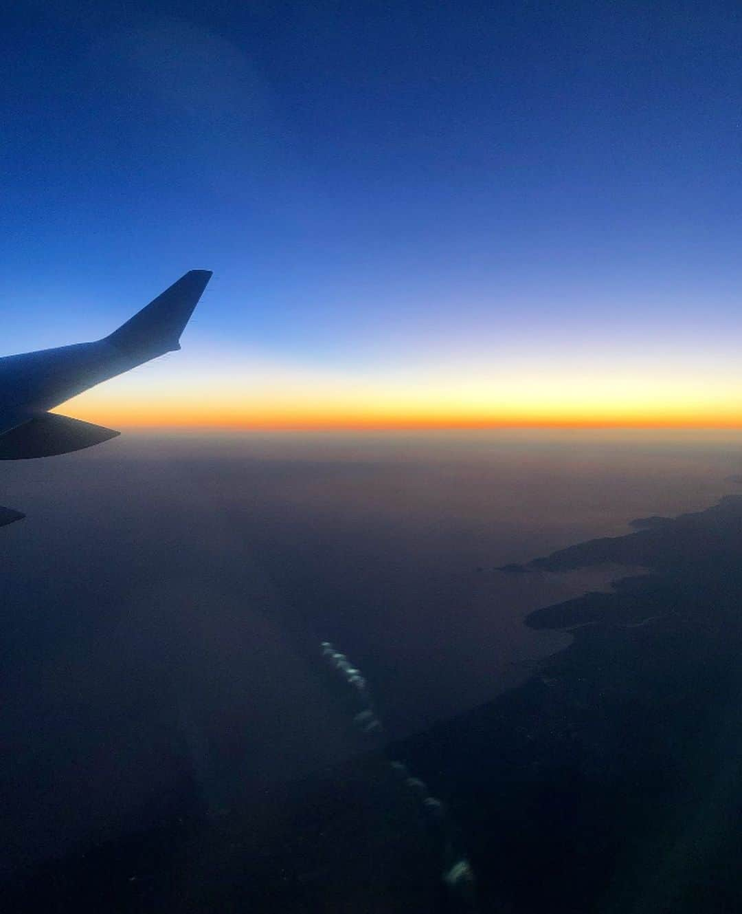 榊山敬代さんのインスタグラム写真 - (榊山敬代Instagram)「✈️… ・ つづき  蓮光寺を出発しまして向かいました 先ではミラノ・リナーテ空港への巻  機内の窓からは美しい夕陽が 見送ってくださいました景色 を観ておもいだしたのですが  蓮光寺へと出発する朝日も 見たことのない程くっきり と輝く力強い太陽を目の当 たりにしましたときはふと 思わず日蓮さまを思い出し  歓迎してくださっているのかなぁ とおもわず手を合わせましたとき  そして帰りの美しい夕陽に また日蓮さまをおもいだし  この度無事にミラノ蓮光寺へ 作品を奉納できました奇跡に  ただただ感謝の ひとときでした  離陸しますとミラノの景色の色は 西洋画で表現される絵画のような 色合いにはしばらく見惚れました  １時間と少しのフライトを たのしみ空港から約２時間 かけてむかいましたホテル にてかるく夕食をいただき  翌日の新しい世界を心待 ちに眠りにつくのでした  お食事はクリームペンネと 鯛とポテトトマトのポワレ  だいすきなパスタが 毎日食べれて幸せ也  つづく  #乗り物大好き #飛行機大好き #飛行機 #AeroportodiMilanoLinate #MilanLinateAirport #ミラノリナーテ空港 #sunset #夕陽  #海外旅行 #旅行 #旅 #ミラノ #Milano #芸術  #アート #ART #travel #人生思い出づくり #毎日がスペシャル  #人生楽しもう #人生一度きり #日本画家 の #外出こんなもん #旅スタグラム #たびすたぐらむ #旅ごはん」10月30日 18時16分 - sakakiyamatakayo