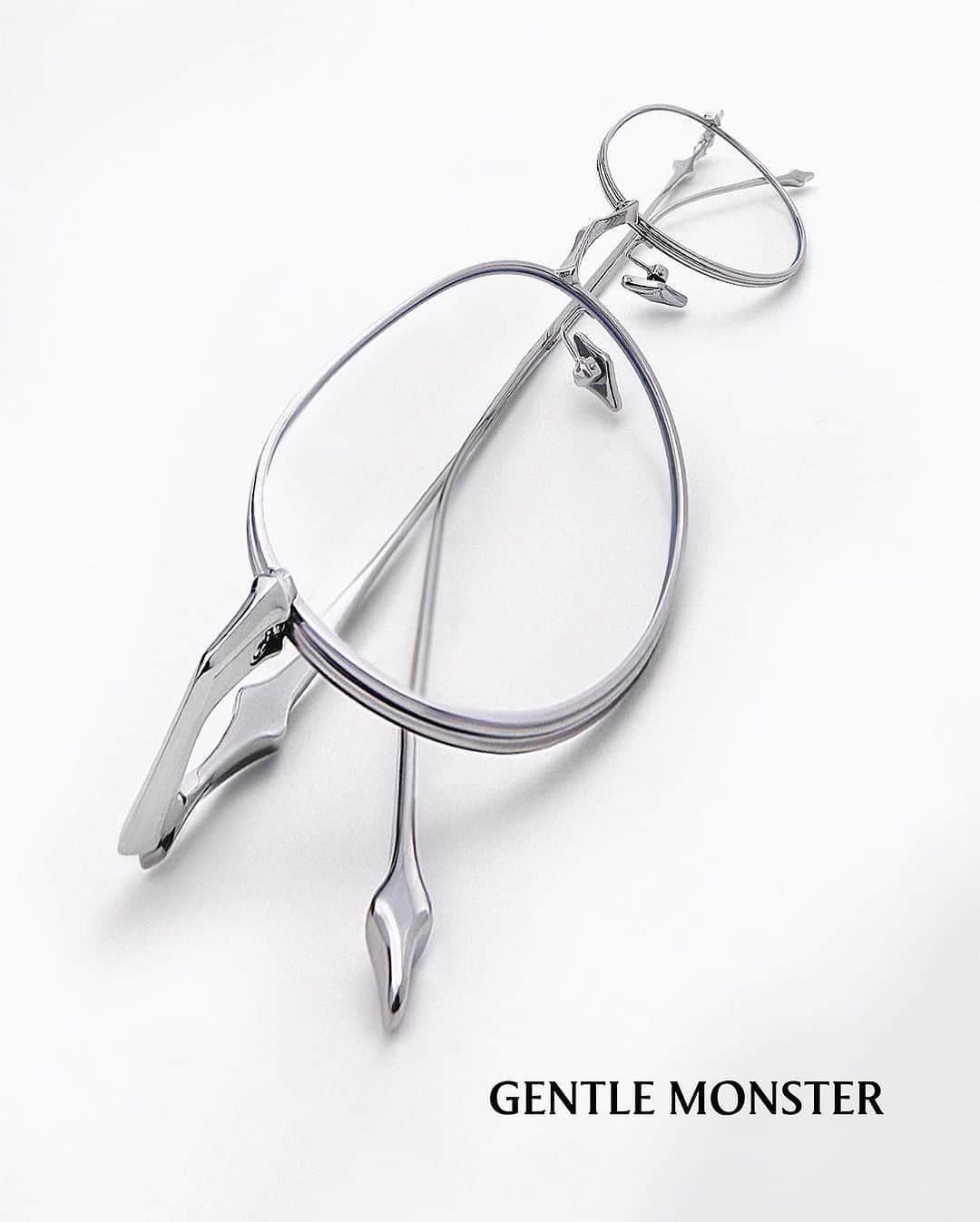 GENTLE MONSTERさんのインスタグラム写真 - (GENTLE MONSTERInstagram)「2024 OPTICAL COLLECTION presents a new direction for optical frames, seamlessly blending the refined metallic accents with a diverse range of tinted lenses.  Launching on November 2  2024 옵티컬 컬렉션은 정교하고 과감한 메탈 심볼 디테일이 돋보이는 템플과 다채로운 컬러의 틴트 렌즈가 어우러져 옵티컬 아이웨어의 새로운 방향성을 제안합니다.  11월 2일 발매  Photography @narangchoi   #GentleMonster #GentleHighSchool #GentleMonsterOptical」10月30日 18時17分 - gentlemonster