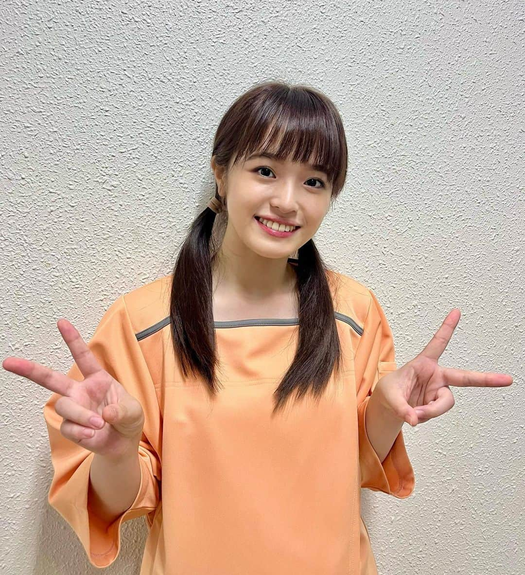 豊嶋花さんのインスタグラム写真 - (豊嶋花Instagram)「今夜24:59~｢君が死ぬまであと100日｣第2話放送です！！ 1話の健康診断デートのときのオフショットです(˶' ᵕ ' ˶) 2話も見てねー！  #たろーに話していた #採血が痛かったというくだりは #アドリブです #告白されたあとの #ボケてツッコミ待ちするところも #アドリブです」10月30日 18時17分 - hanatoyoshima_official