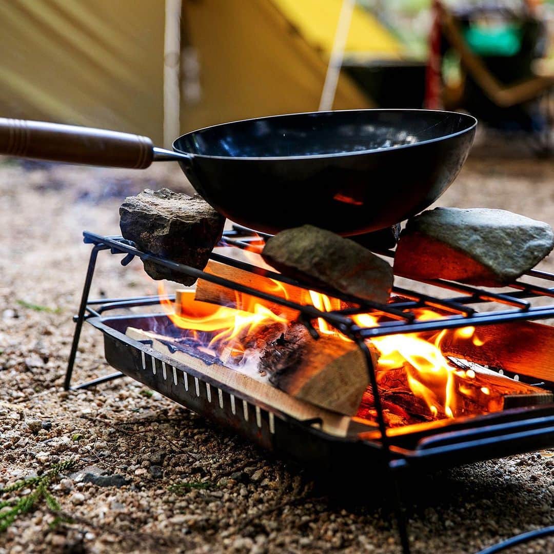 キャンプ情報サイト［ランタン］のインスタグラム：「CAMP SMILE STYLE ／ 鉄フライパンでキャンプ飯が美味しくなる！ 手の届く範囲に小物をレイアウト ＼ いろんなキャンパーのキャンプスタイルを現地取材と一般キャンパーからの投稿で数多く掲載してます。 . . 詳しくは @lantern.camp webサイトをご覧ください . . #camp #camping #camplife #outdoor #travel #trip #lantern_smile #キャンプ #キャンプ用品 #アウトドア #テント #自然 #旅行 #キャンプ初心者 #キャンプ好きな人と繋がりたい #アウトドア好きな人と繋がりたい #camper #外遊び #キャンプスタイル #かぶとの森テラス #グループキャンプ #グルキャン #ヨコザックテッパン #中華鍋 #turk #ターク #Snowpeak #スノーピーク」