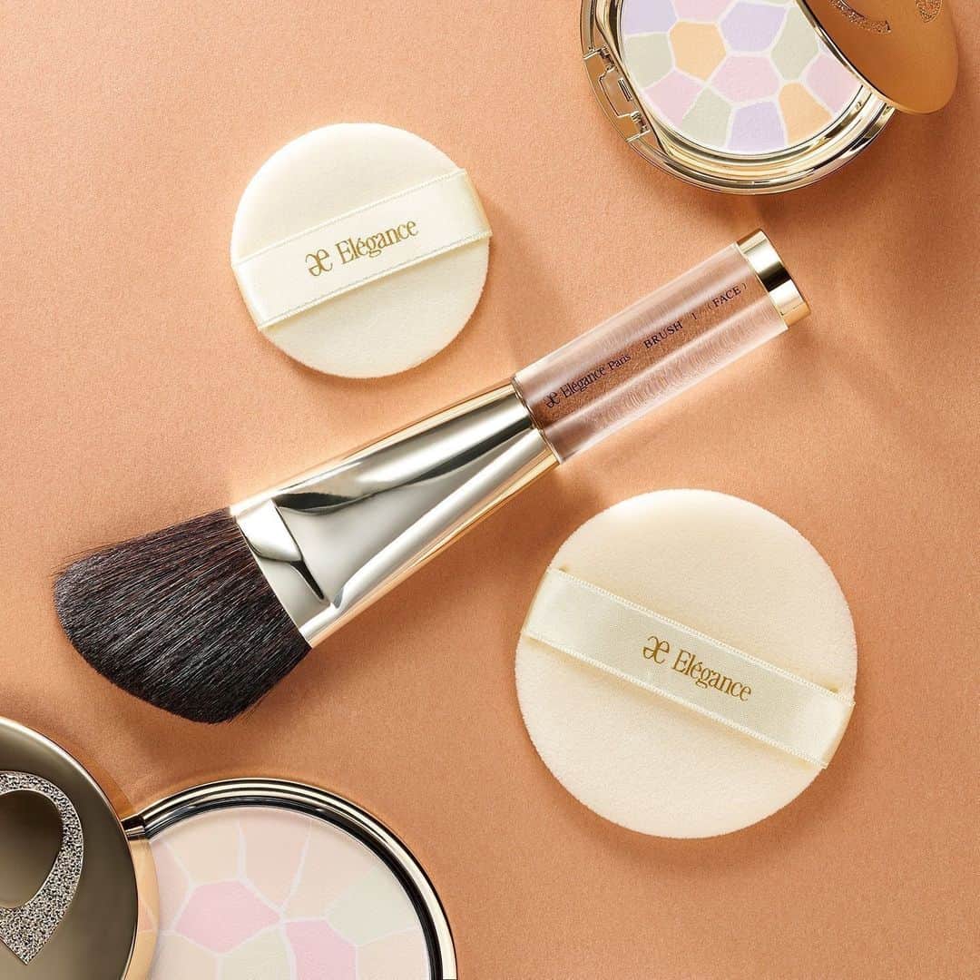 Elégance cosmeticsのインスタグラム：「【HOW TO USE】 ラ プードル オートニュアンスを より美しく仕上げるためのテクニックをご紹介！  パフでフィット！すべすべでツルンとした肌に ①パフをのせて45°くらい回転させるようにパウダーをとります。 ②パフを2つ折りにして揉み込んでから、押さえるように肌につけます。  ブラシでふんわり！より透明感のある肌に ①ブラシで円を描くように約2回転させパウダーをとります。 ②手の甲を使ってパウダーをブラシによく含ませ、磨くように肌につけます。 ※ブラシは別売りです。  ブラッシュ1［フェイス用］ 6,600 円 （税込）  リメイク用 フェイスパウダー エレガンス ラ プードル オートニュアンス 8.8g　6種 　各 11,000円(税込)  仕上げ用 フェイスパウダー エレガンス ラ プードル オートニュアンス リクスィーズ 27g　 6種 　各 16,500円(税込)   まもなくプレゼントキャンペーンスタート！ ▼詳しくは公式サイトをチェック @elegance_cosmetics ------------------------------------------------------- #エレガンスコスメティックス #ラプードルオートニュアンス #ラプードルオートニュアンスリクスィーズ #ベースメイク #メイク直し #化粧崩れ」