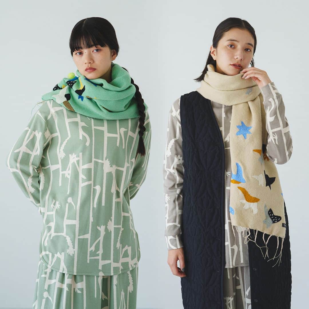 marbleSUD(マーブルシュッド) のインスタグラム：「日に日に肌寒さが増していると思ったら、今週の水曜日からはついに11月に突入ですね🌝✨急に寒くなったり、気温が安定しない季節の狭間は何を着るか迷ってしまいますね💦 さっと羽織って、さっとあったかなショールなどの巻物は、まさに今が旬のアイテム🧣✨marble SUDにも鳥の刺繍が華やかなショールが入荷しております🦆🦜🕊️綺麗なカラーが揃っているので、コーデのアクセントにもなりオススメです✌️」