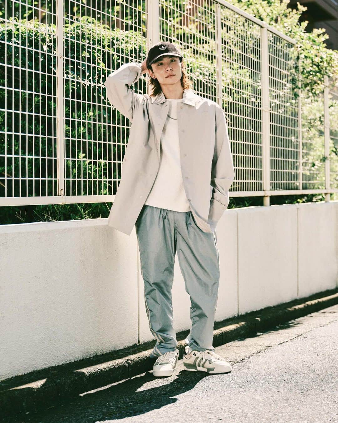 のインスタグラム：「adidas Originalsから出る新しいスニーカー「RIVALRY」👟 ​ それに合わせてスタイリングも組んでいただきました！​ 普段の僕とは少し違う雰囲気で新鮮な気分です🙌良い感じ！ ​ #adidasRivalry #adidasBasketball #adidas #pr #adidasOriginals   @adidastokyo」