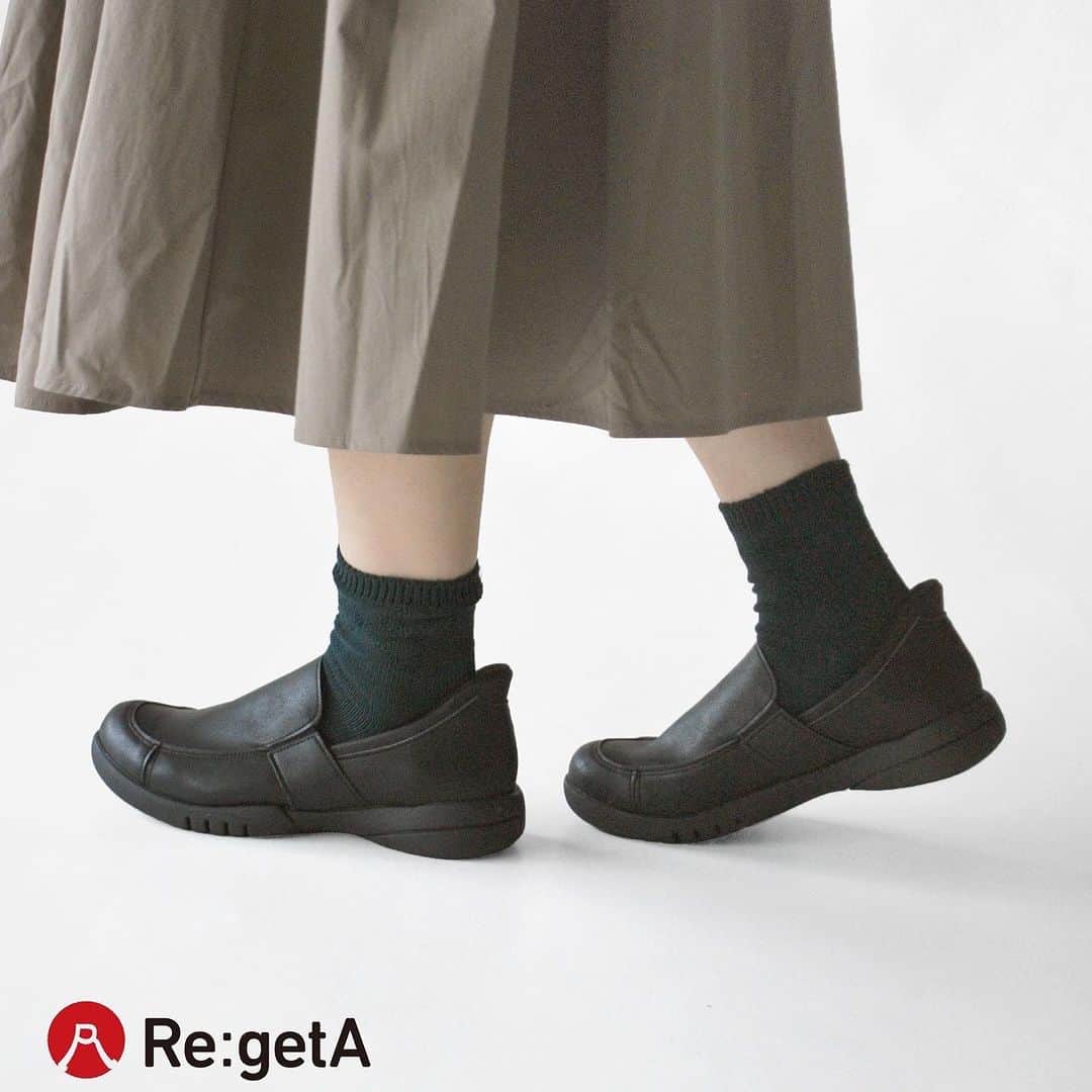 RegettaCanoe officialのインスタグラム：「✨ 【新作商品登場！】 Re:getA-リゲッタ- ✨ ●品番 : R333/レディース ●サイズ : 22～25.5cm ●価格 : ￥8,980(税込)  急いでいる時も手がふさがっている時も、 サッと足を入れるだけで出発できます。  屈んで靴を履くことが難しい 妊婦さんやシニアの方はもちろん お子様をだっこしてお出かけする際や 手が離せない犬のお散歩の時にもピッタリ！  かかと部分はメッシュ素材で足入れがスムーズ。 丈夫な作りだから型崩れすることなく キレイな形を保ったまま履けちゃいます！  軽量で、底裏にグリップ力がある ローヒールシューズだから 歩きやすく疲れにくいのが嬉しい！  【リゲッタ公式ショップ　R333】で検索！  ●取り扱いカラー ブラック、ダークブラウン、カーキ、キャメル ✨ #regettacanoe #regetta #regeta #リゲッタカヌー #大阪 #生野 #履き心地最高 #歩きやすい #疲れにくい #靴好きな人と繋がりたい  #コンフォート #ゴアシューズ #スリッポン #仕事靴 #ハンズフリー #シューズ #カジュアル #シンプル #ナチュラル #スニーカーコーデ #スニーカー女子  #shoes #スニーカー  #ハンズフリーシューズ」