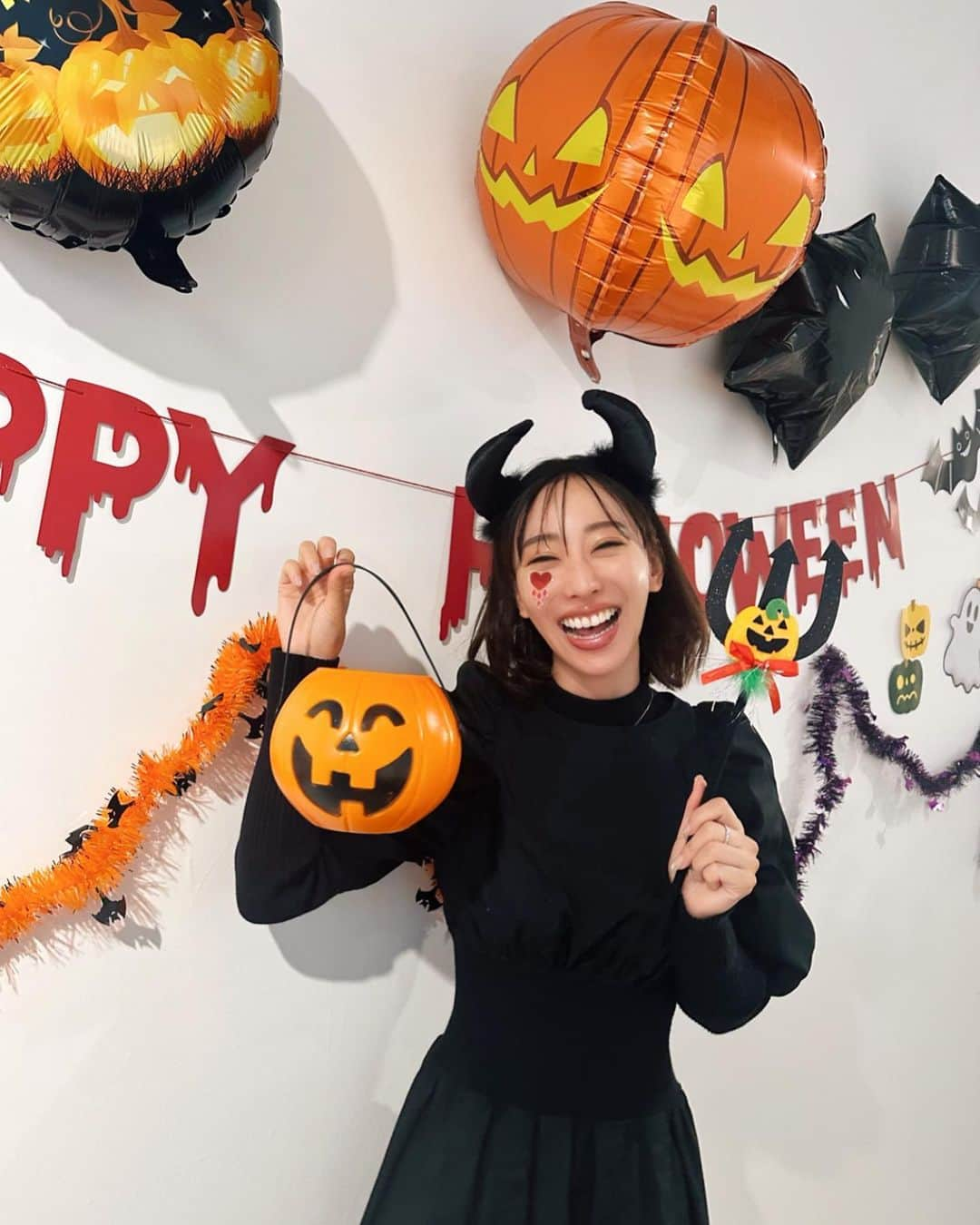 秋倉諒子さんのインスタグラム写真 - (秋倉諒子Instagram)「fam🎃ハロウィンパーティ👻🎈 とーっても楽しかった♡♡ みんなで仮装してお話して いつもより距離も近くて話せる時間も長かったので 濃厚な時間になりました💕💕 本当にいつもありがとう。 famのみんなには感謝感謝です🥲 また次の企画も話し合っちゃったから 次のイベントもお楽しみに🎈  みんなはハロウィン何かするのー？🎃 #fam #halloween」10月30日 18時24分 - ryokoak45