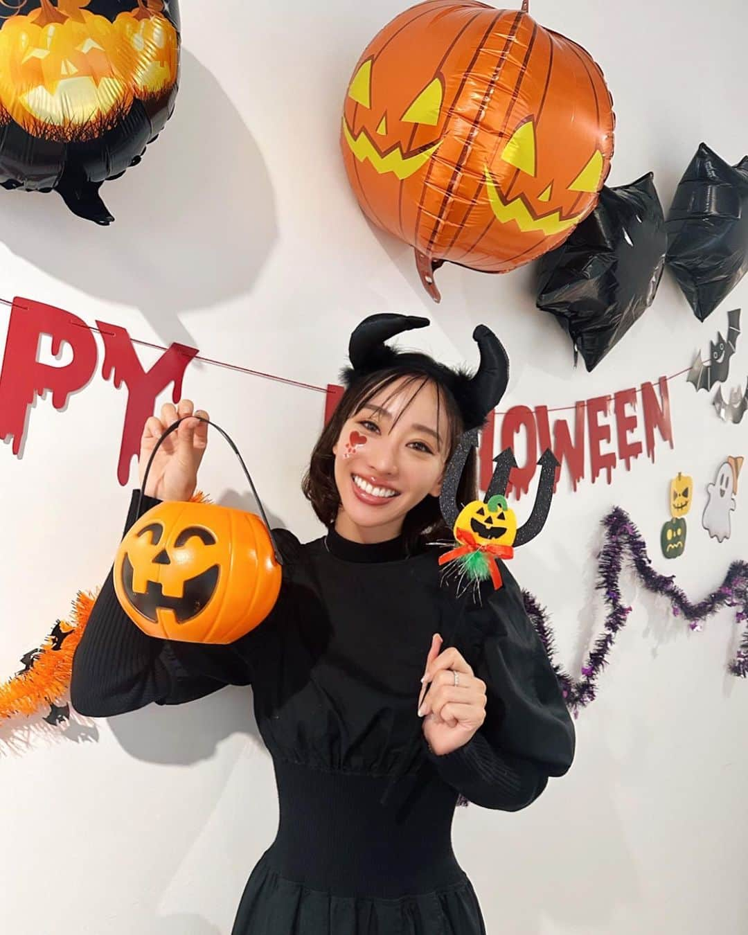 秋倉諒子のインスタグラム：「fam🎃ハロウィンパーティ👻🎈 とーっても楽しかった♡♡ みんなで仮装してお話して いつもより距離も近くて話せる時間も長かったので 濃厚な時間になりました💕💕 本当にいつもありがとう。 famのみんなには感謝感謝です🥲 また次の企画も話し合っちゃったから 次のイベントもお楽しみに🎈  みんなはハロウィン何かするのー？🎃 #fam #halloween」