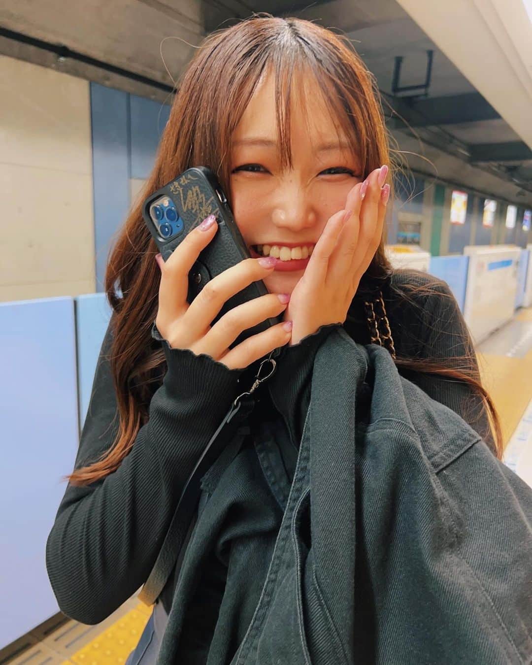 藤田早希のインスタグラム：「今年で1番幸せな顔しとうで。 ほんと変な出会いとか、浮き沈みとか 見るものの変化とか、考え思考の変化とか。 人生ってなにがあるかわかんなすぎて楽しい と30代になって思えるようになった👶🏻🍼. . . .」
