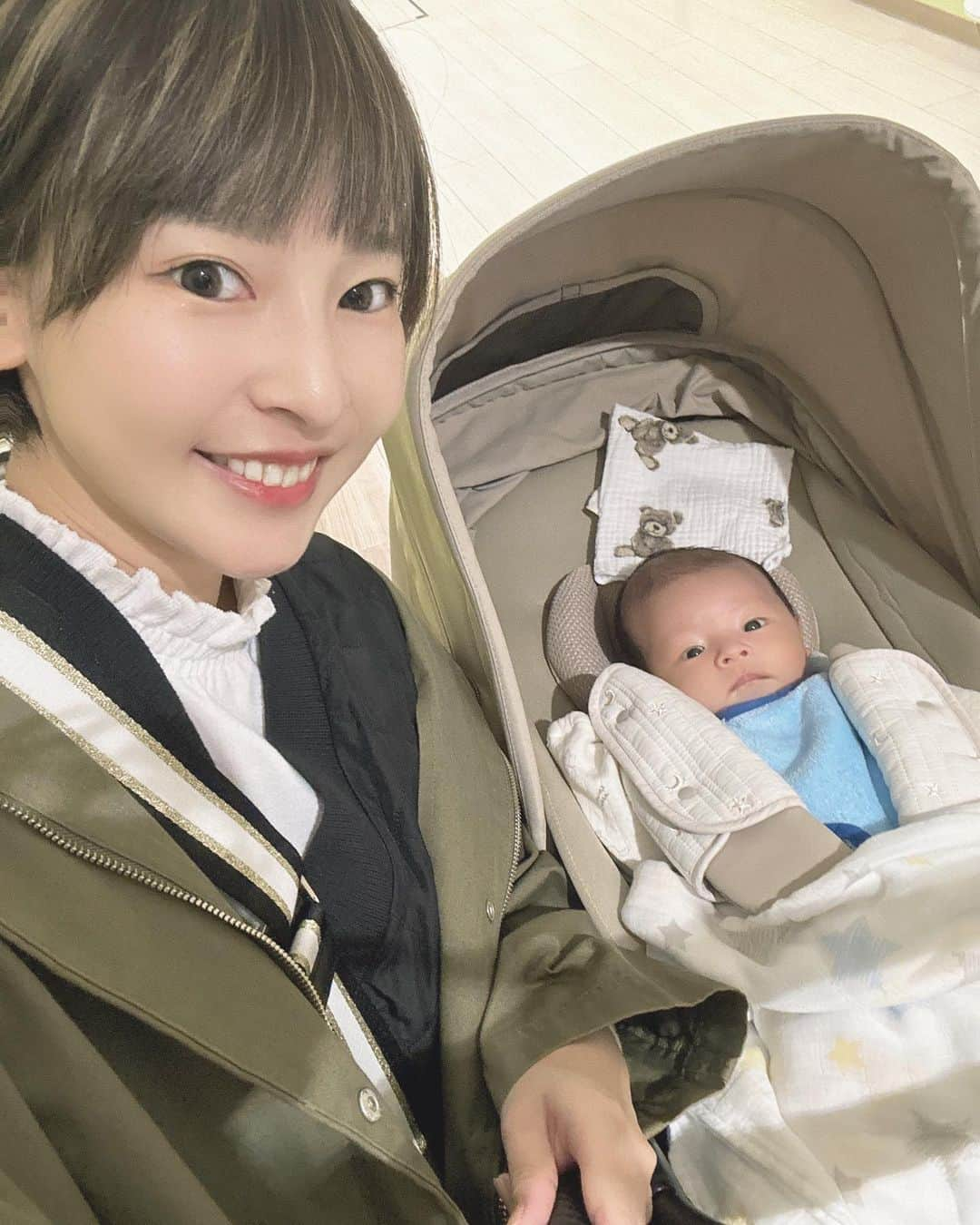 荒木未歩のインスタグラム：「晴琉君ショッピングモールデビュー👶🏻  妊娠中、陣痛が早く来るようにって 歩き回ったショッピングモールに 行って来ました☺️  前来た時はお腹にいたんだな〜って 感慨深くなっちゃいました🥹🥹  授乳もちゃんと授乳室でおっぱい飲んでくれて 終始いい子ちゃんでした☺️  #おでかけ #生後1ヶ月 #お散歩 #親子ショット #赤ちゃんのいる生活 #赤ちゃんのいる暮らし #育児記録 #サイベックス #cybex #メリオカーボン #ベビーカー選び」