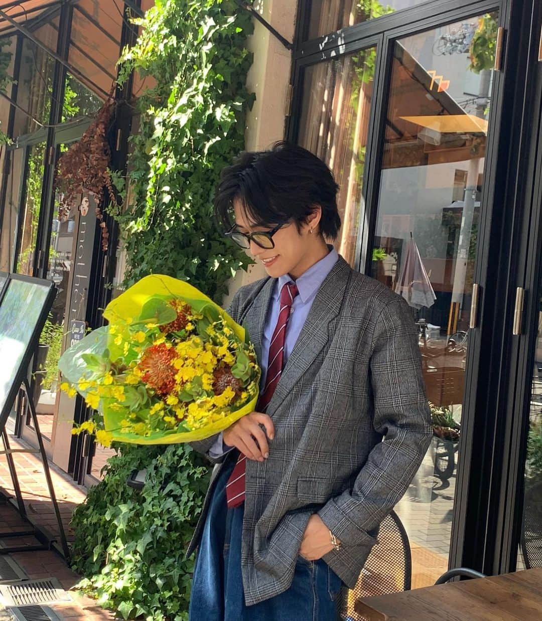 のインスタグラム：「with flower 💐  👓 : @gentlemonster  👔：@day_closet1203 🎀：@monomart_official 👖：@zara 🥾: @drmartens_japan  #tiktok #douyin #tiktokjapan #douyinchina #reels #reelsinstagram #帥哥 #viral #china #douyintiktok #douyin #douyinboy #douyinmakeup #douyinchina #ulzzangkorea #ulzzang #ulzzangboy」
