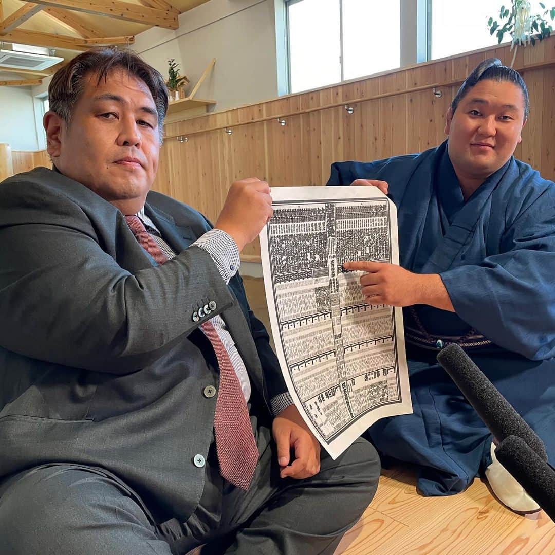 日本相撲協会さんのインスタグラム写真 - (日本相撲協会Instagram)「令和5年九州場所 番付発表日に4名の新入幕力士が会見を行いました。  東白龍 玉ノ井部屋 素直に「嬉しい」と話した27歳、大関貴景勝や翠富士など同級生が活躍する幕内にようやく昇進しました。 墨田区出身の東白龍にとって、年に3回のご当地場所がありますが、師匠の玉ノ井親方にとっても九州場所は優勝の場所等、験が良いといいます。  美ノ海 木瀬部屋 入門から7年半かけてようやく新入幕を果たした美ノ海は、 「すごくうれしい。30歳で遅めの新入幕ですけど、コツコツ積み上げてきた結果がここに来て結びついたのかな」と感慨を込めました。  狼雅 二子山部屋 番付表に載った自身のしこ名を見て、「 すごく大きく、ちゃんと見える。うれしい」と感慨深げに話しました。 師匠の二子山親方にとって、自身の弟子で初めての幕内力士誕生になりました。  北の若 八角部屋 入幕まで少し時間がかかったと振り返る北の若。 角界に入るきっかけとなった北の富士さんには電話で報告したといい「遅い」と一言言われたそう。 厳しいけどすごく嬉しかったというその一言を胸に、思いきりのいい相撲で上を目指します。  @sumokyokai  #sumo #相撲 #九州場所 #十一月場所 #東白龍 #美ノ海 #狼雅 #北の若 #japan #japanculture #japanphoto #お相撲さん」10月30日 18時25分 - sumokyokai