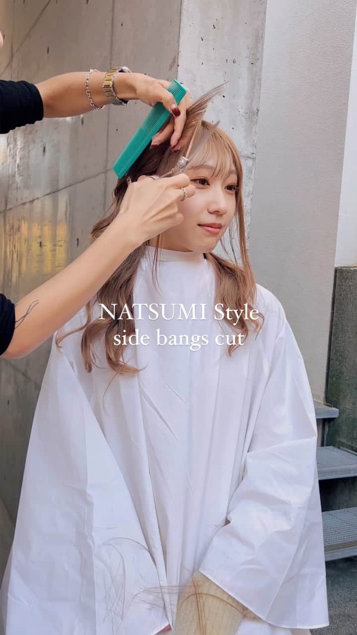 NATSUMI/渋谷店のインスタグラム：「顔まわり似合わせカット💇‍♀️↓解説付き！  今回のモデル様は三島の ushiwakamaruの美容師アシスタントさんです🫶🏼💘  顔タイプが 直線なパーツが多く骨格的にも面長よりで 大人っぽく見えたり頼られやすい一面を 持ちながら目や口元は丸みがあるので かわいらしさも兼ね備えている そんな特徴を持っているモデル様です！✨  骨格的にはこめかみがやや凹んでいるので より求心顔に見えやすかったので凹まないように してあげたいなっていうのと、 お話しした雰囲気が優しくて明るい印象だったので 今回は縦を緩和して横の印象にするために フロントコーナーまでを耳たぶラインまでカットして 顔まわりは顎でカットしてひし形を高めにもってきました！  顔まわりで人の印象はガラっと変わるので お悩みのある方は是非ご相談ください☺️  NATSUMIカット専用クーポンは 5400円＋指名料となっております！ 是非11、12月はALBUM 銀座店でお待ちしてます！！！  #前髪　#前髪カット #銀座美容室 #顔まわりカット #おくれ毛」