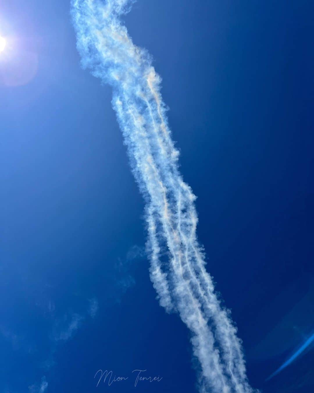 天玲美音のインスタグラム：「音につられて建物から出ていくと 航空ショー✈️ 太陽とのコントラストが👍☀️ 一瞬でパシャリ☺︎おすそ分けです！  #航空ショー #美音の撮る空 #空 #空が好き #太陽 #光のパワー」