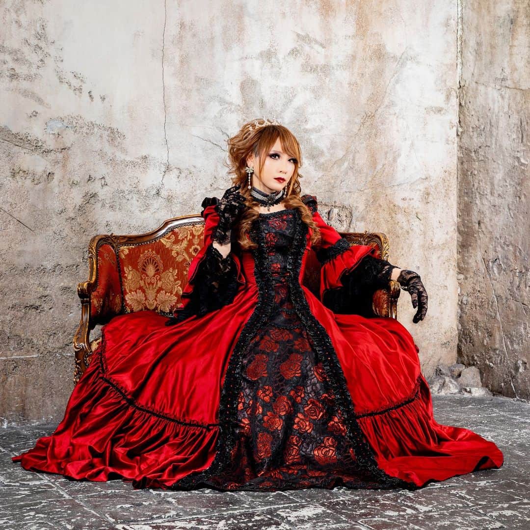 HIZAKIのインスタグラム：「インタビュー記事です🌹🌹🌹  https://www.verdammnis.com/interviews/exclusive-hizaki-versailles-jupiter-unmasking-the-stage-persona-adversity-art　  #HIZAKI #Versailles #JapaneseVisualMetal」
