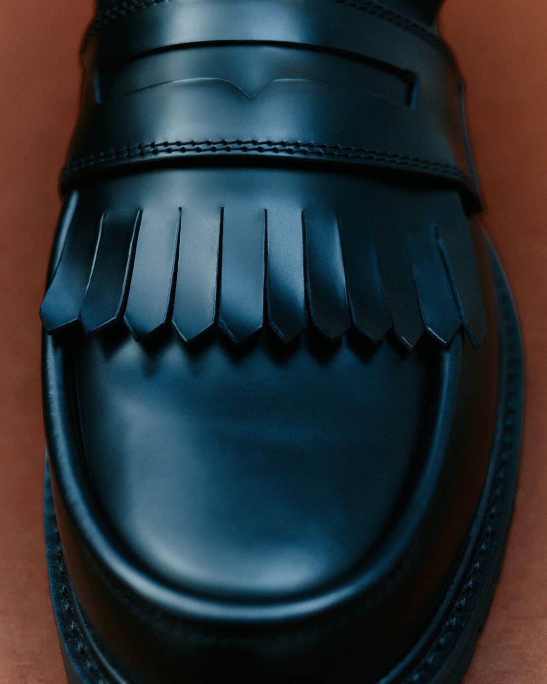 ARKETのインスタグラム：「Smart penny loafers crafted from chrome-free leather with fringe detailing. A slip-on style featuring stitched details and a thermoplastic rubber sole. Explore all of our seasonal shoes: link in bio. - #ARKET」